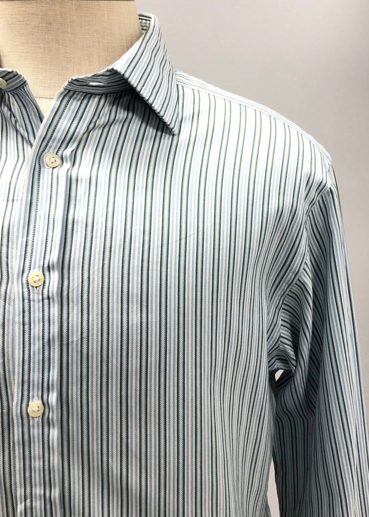 Camisa de botones Thomas Pink 🇬🇧 color blanco con rayas en celeste y negro Talla L Entalle Regular