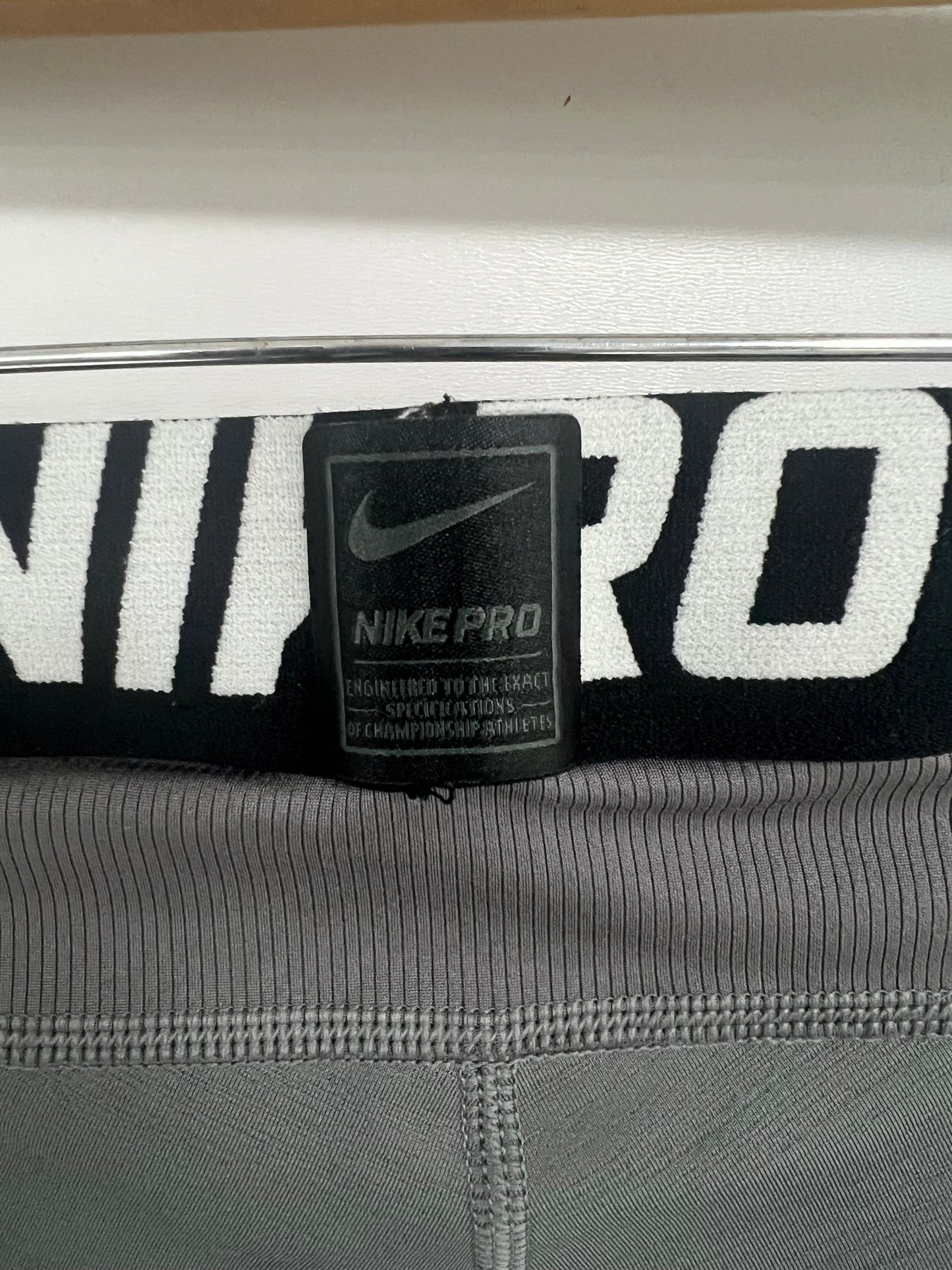 Malla de entrenamiento licra Nike ✔️ Pro Dri-FIT de 3/4 de largo para hombre en Color gris y cintura en negro Talla L
