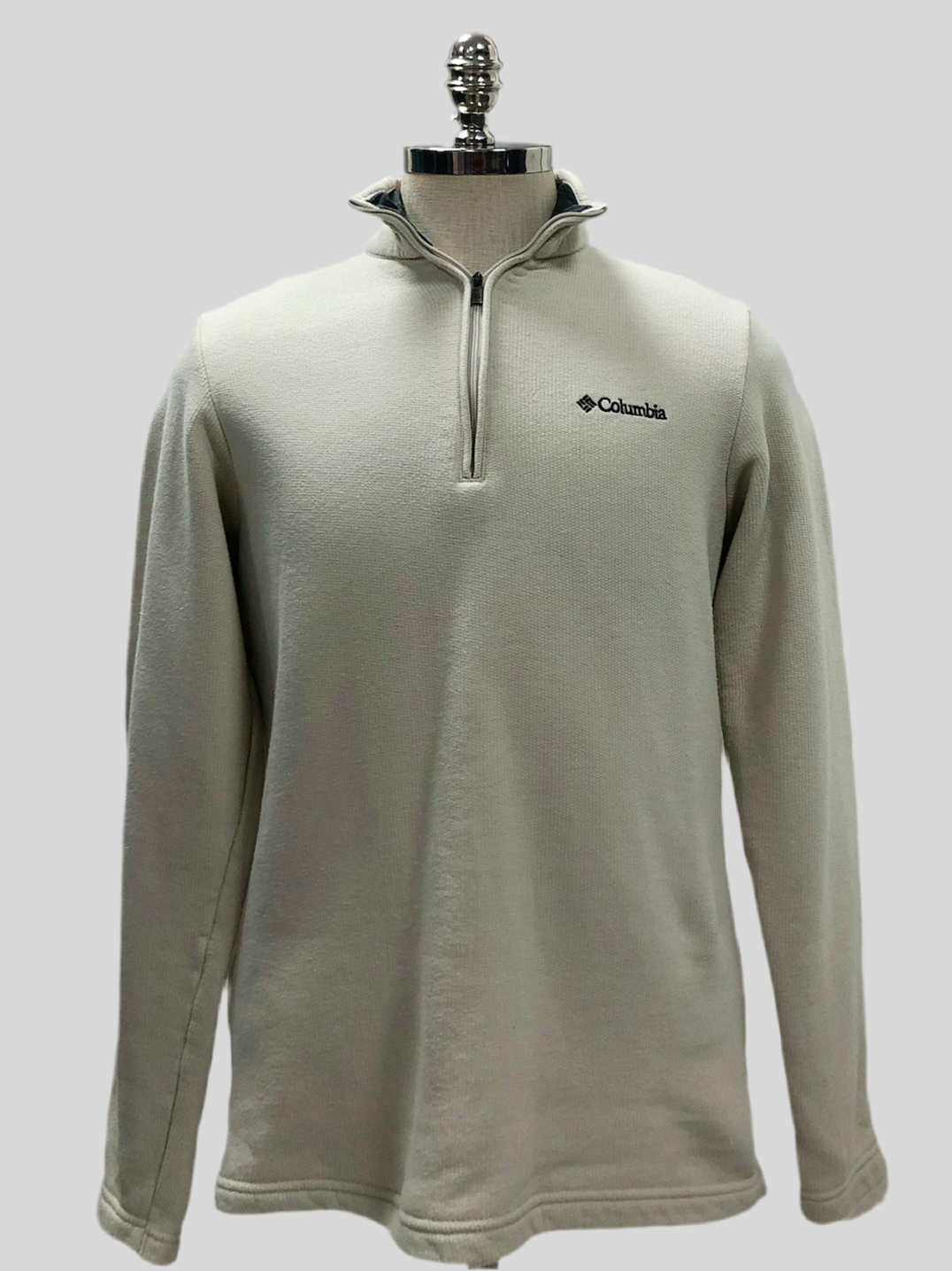 Sueter Jersey Columbia 🔷 color crema y logo en color negro Talla S