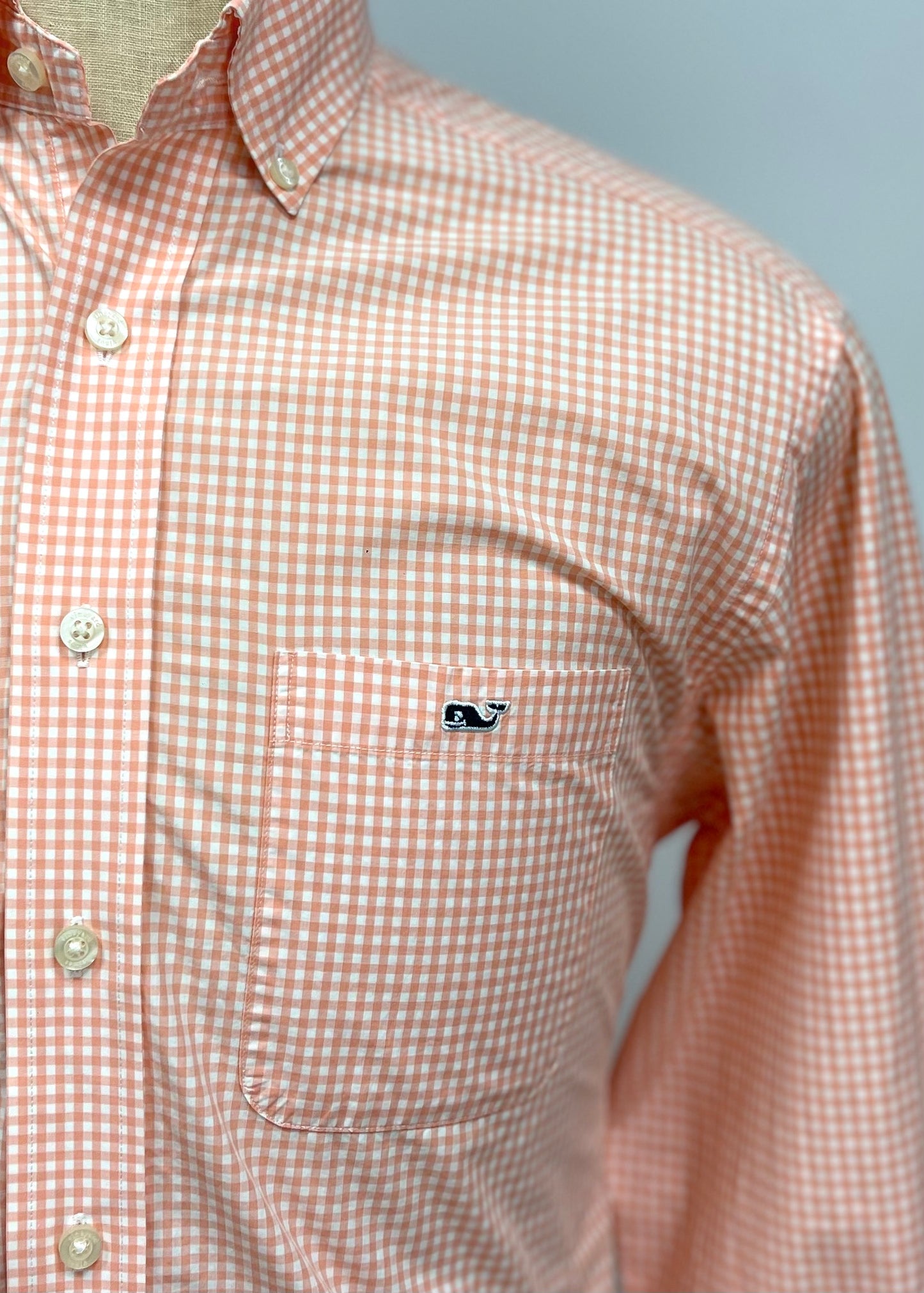 Camisa de botones Vineyard Vines 🐳 de cuadros en color naranja claro y blanco Talla M Entalle Regular