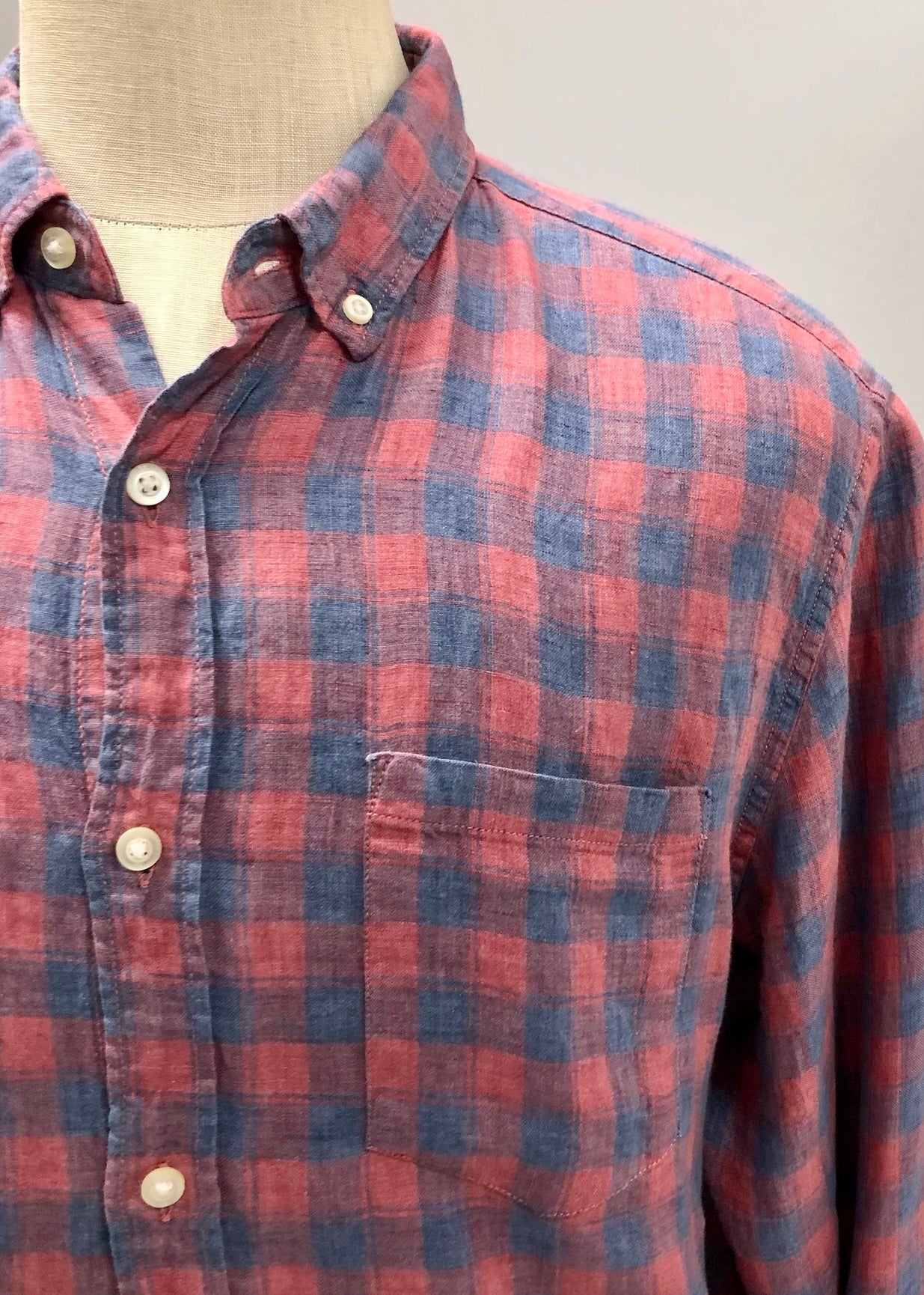 Camisa de botones Banana Republic de lino cuadros en color rojo y azul grisáceo Talla L Entalle Regular