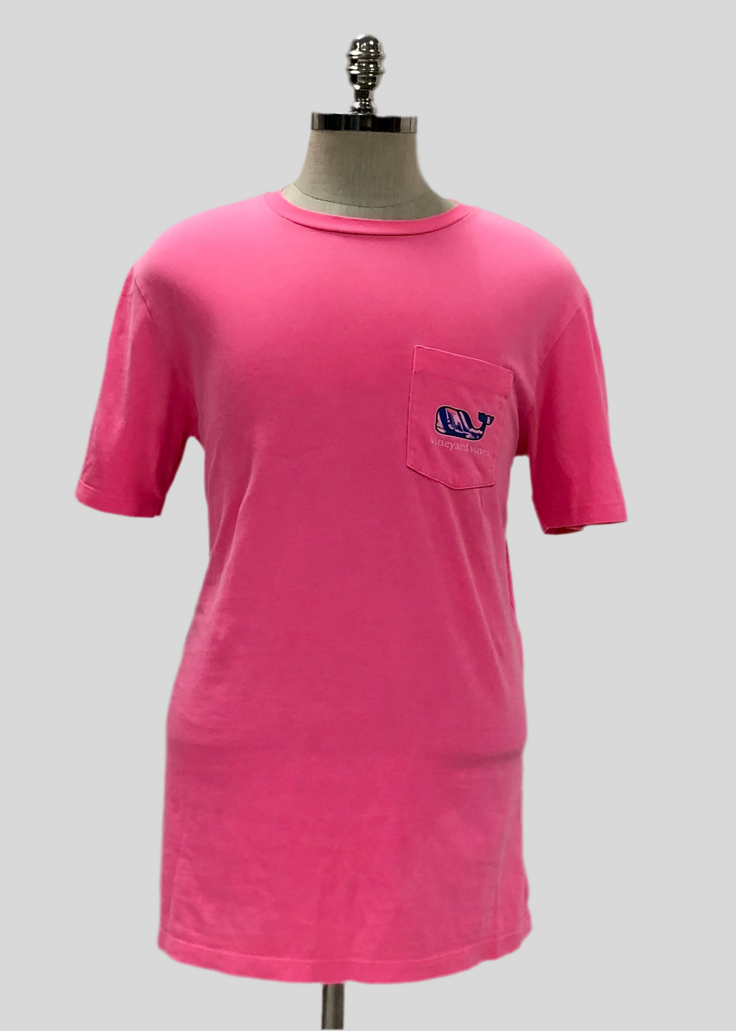 Camiseta de bolsillo Vineyard Vines 🐳 color rosado neon con Diseño de ballena en azul y blanco Talla M