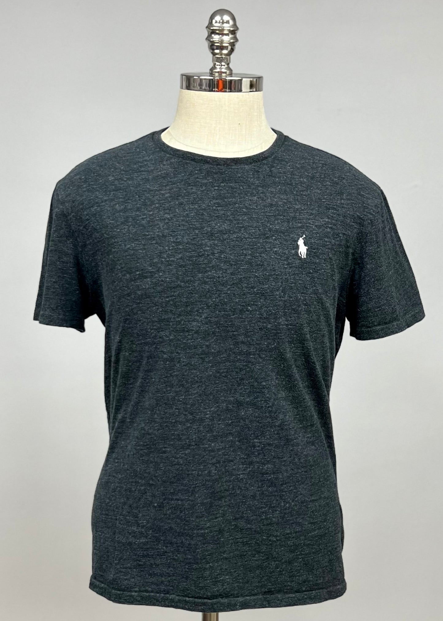 Camiseta cuello Redondo Polo Ralph Lauren 🏇🏼 color gris oscuro manga corta Talla Medium Entalle Regular