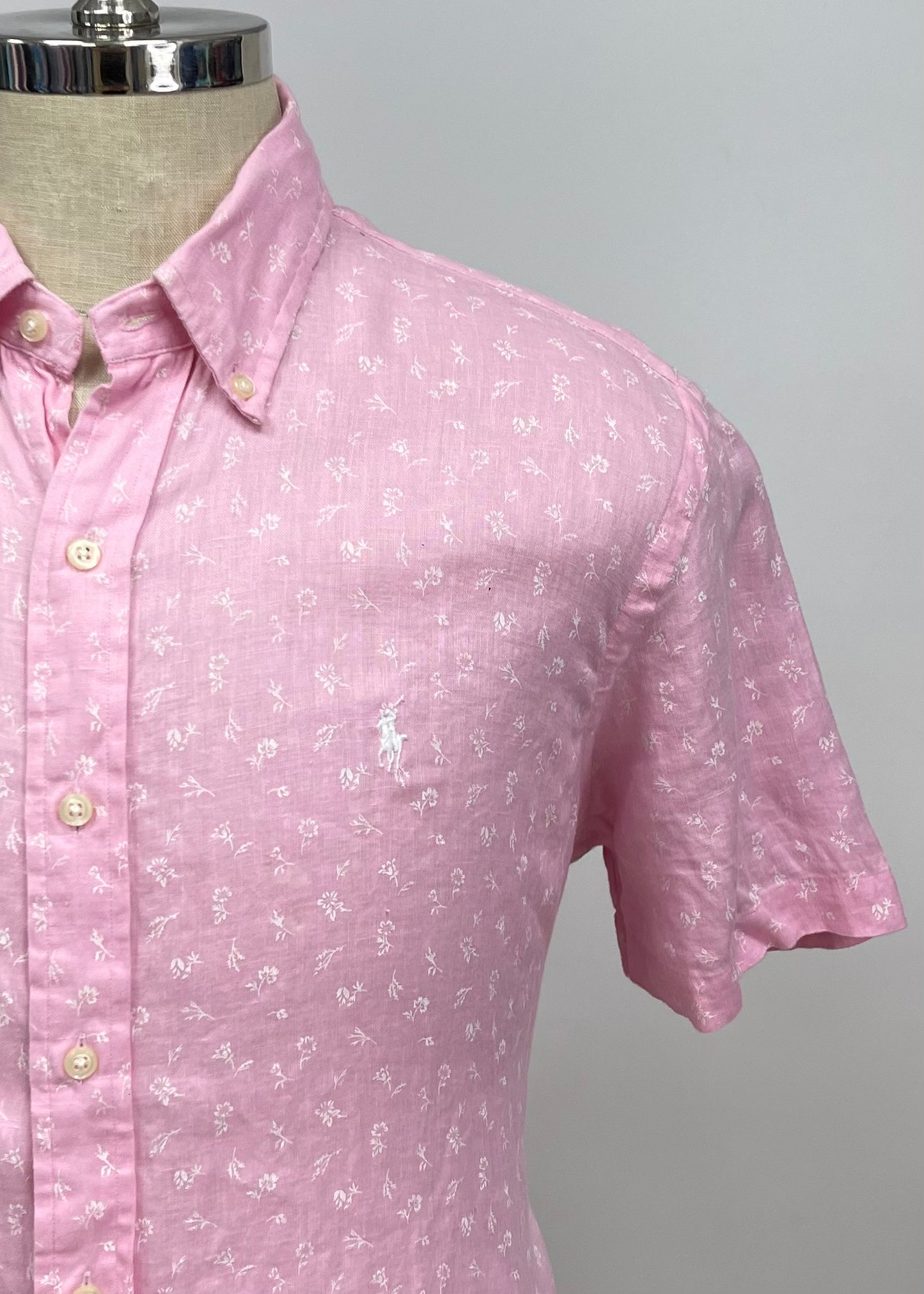 Camisa Polo Ralph Lauren 🏇🏼 de Lino en color rosado claro con patron de rosas en color blanco Talla L Entalle Regular