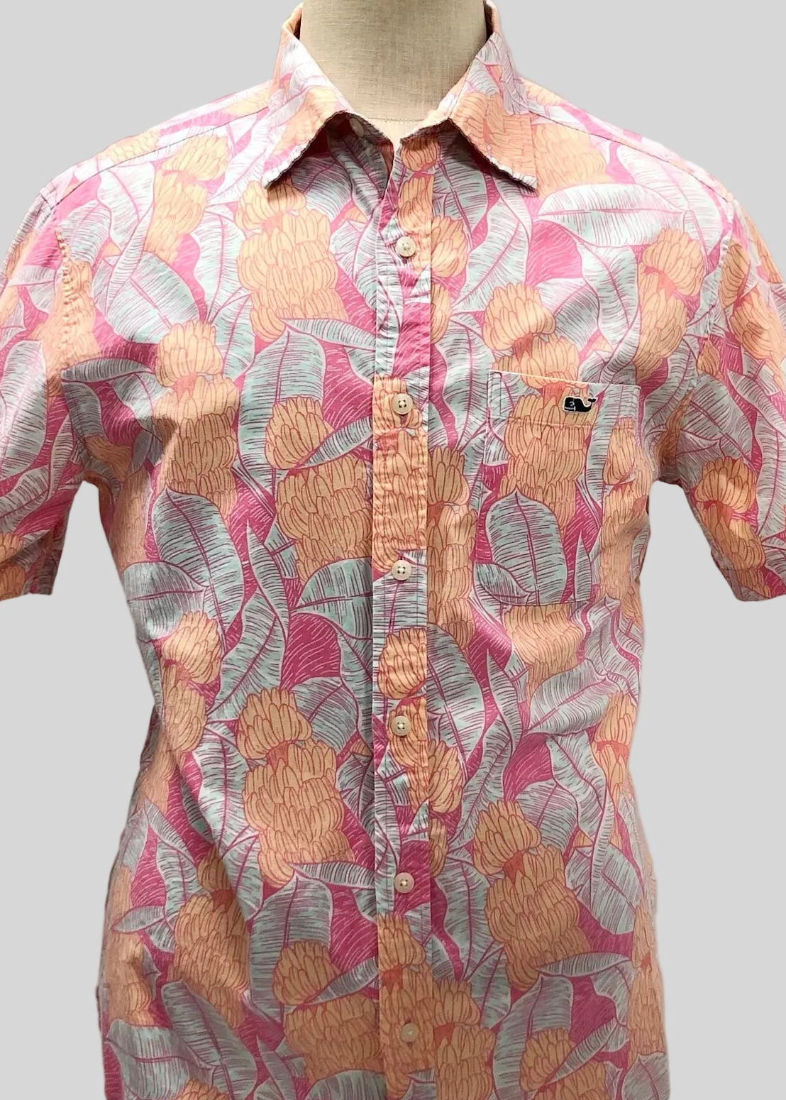 Camisa de botones Vineyard Vines 🐳 con diseño de tropical en color rosado, blanco y amarillo Talla M Entalle Regular