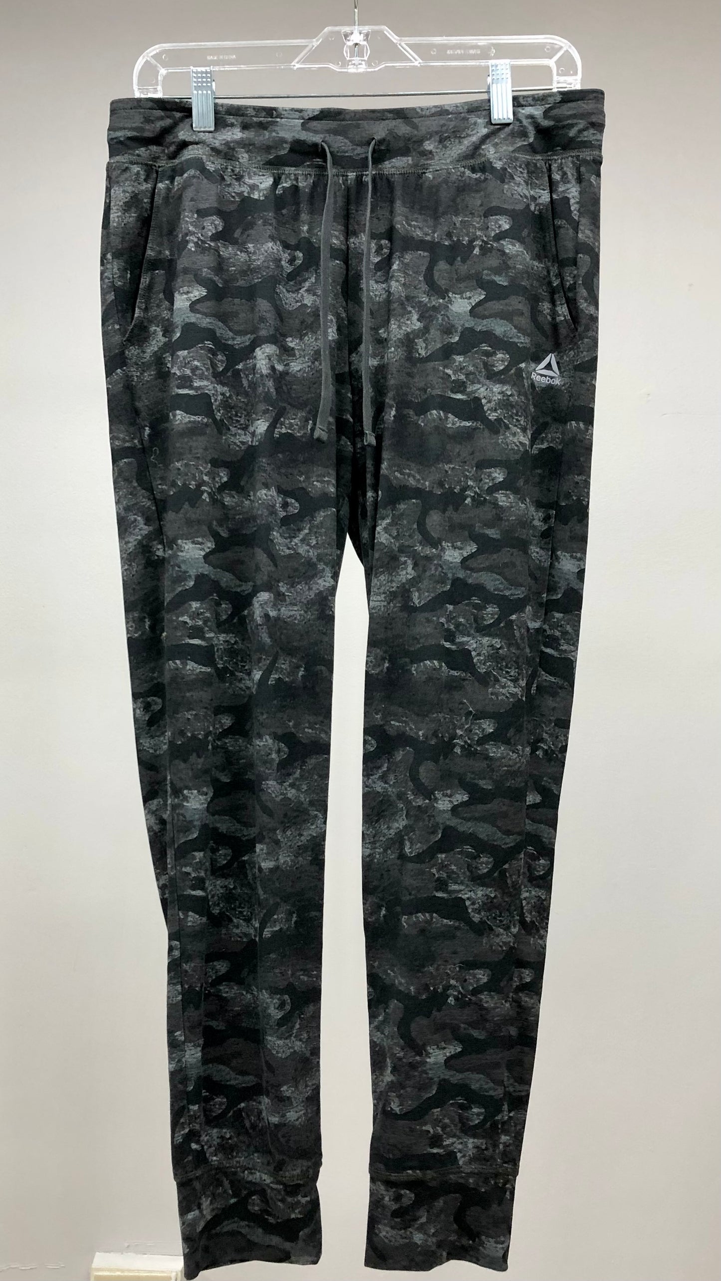 Pantalon deportivo jogger Reebok 🏃🏻‍♂️ diseño de camouflage en negro y gris talla M