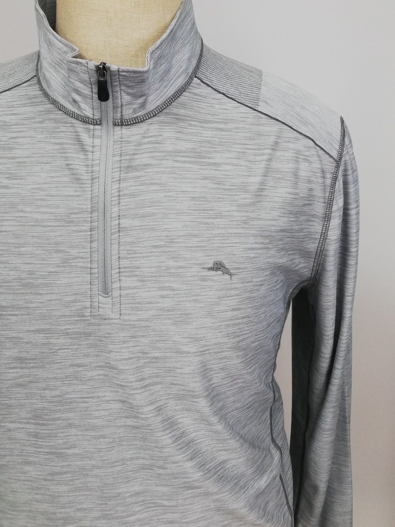 Sueter Jersey Tommy Bahama color gris con logo en color gris claro Talla L (ver descripción)