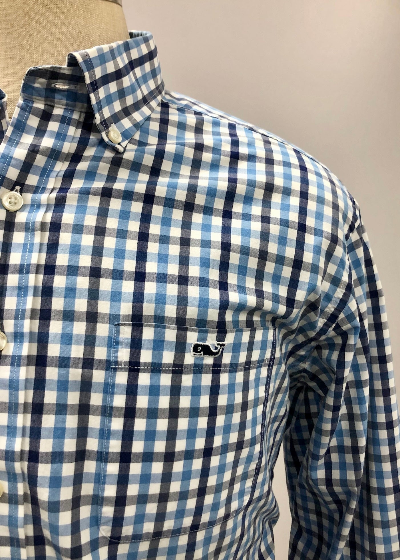 Camisa de botones Vineyard Vines 🐳 color blanco de cuadros en color gris y azul Talla L Entalle Regular