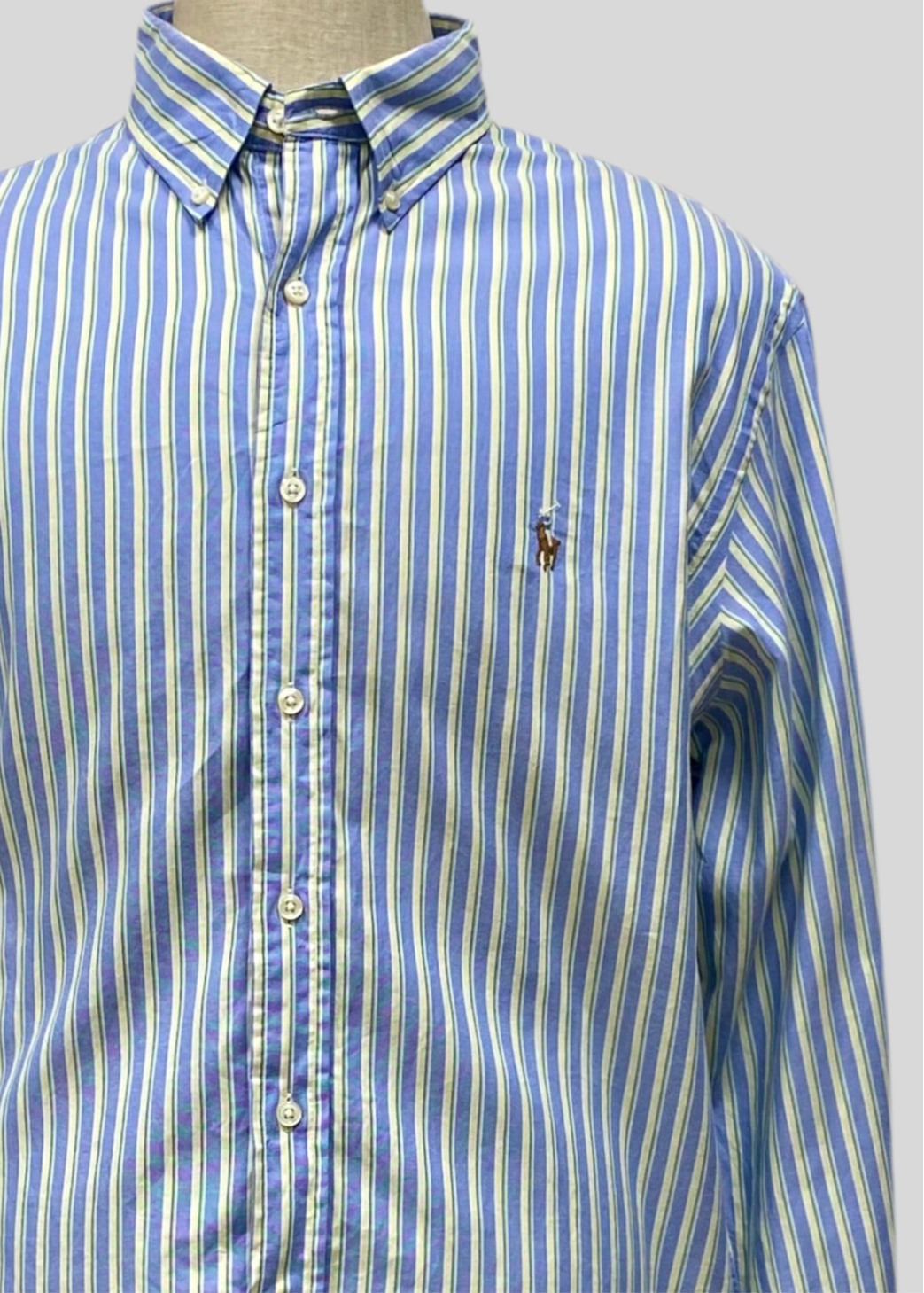 Camisa Polo Ralph Lauren 🏇🏼 color celeste con patron de rayas en color amarillo y verde Talla XL Entalle Regular