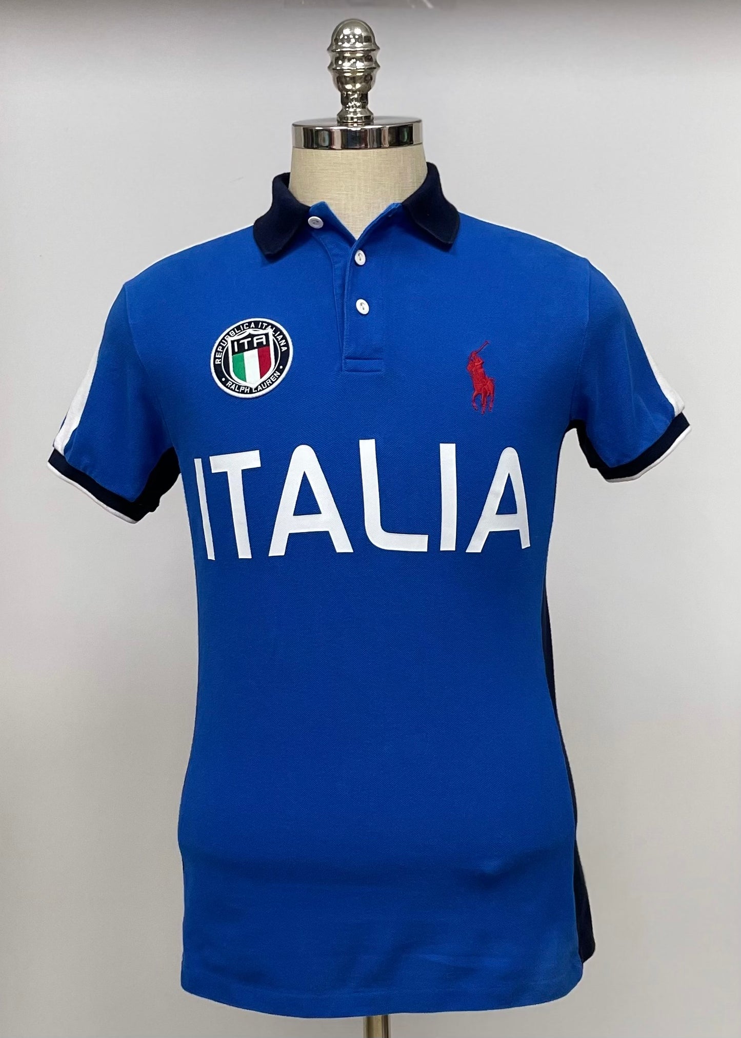 Camiseta Polo Ralph Lauren 🏇🏼 color azul con diseño de Italia y con logo en rojo Talla S Custom Fit