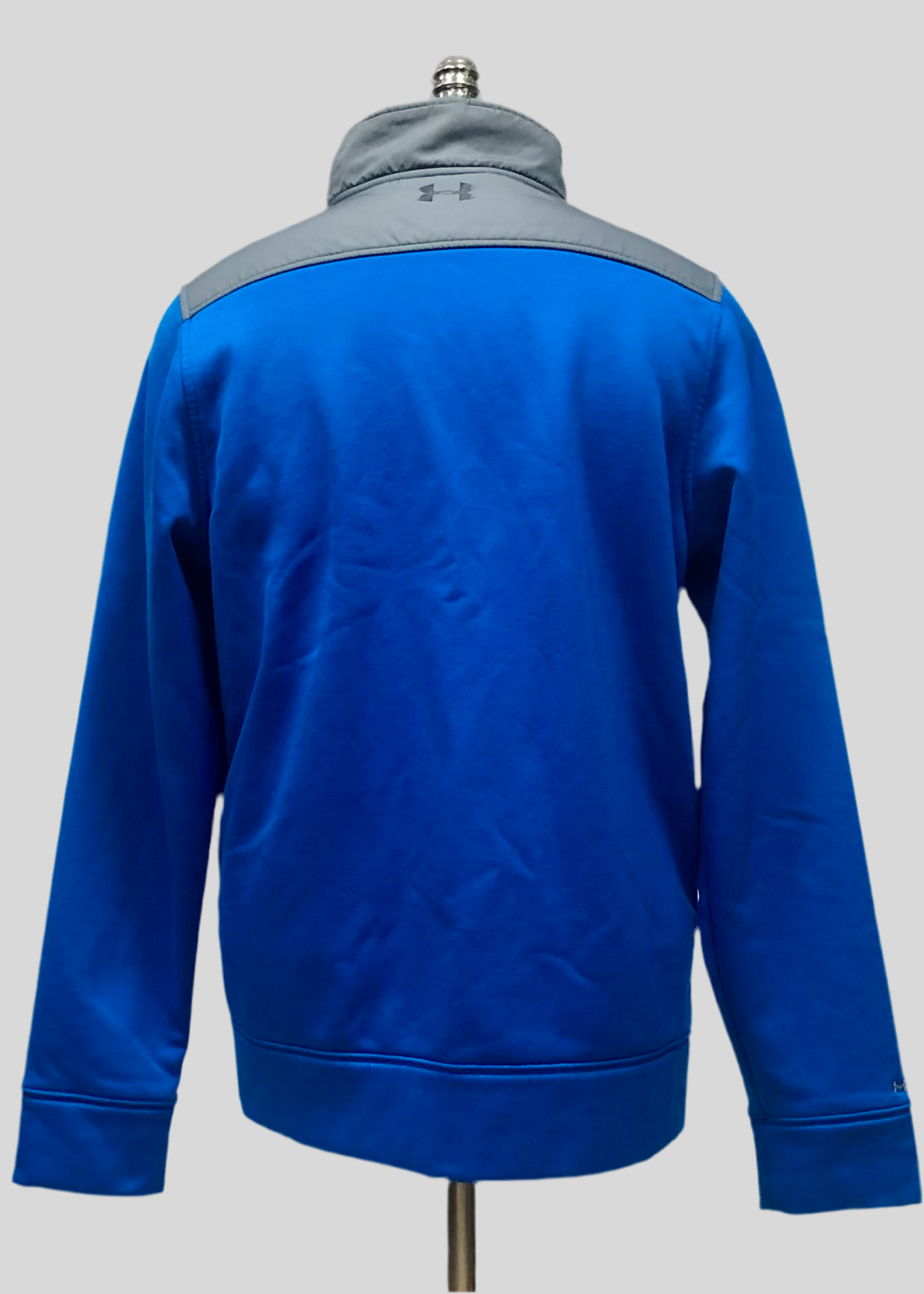 Sueter Jersey Under Armour 🏋🏽 color azul y gris con logo en color negro Talla M (ver descripción)