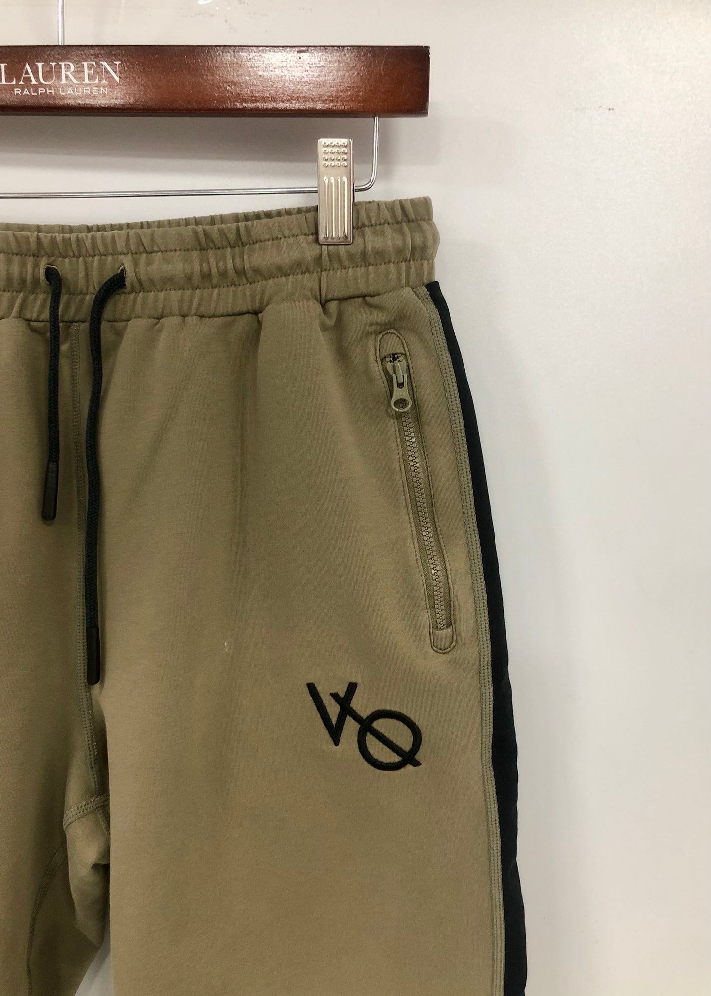 Short Lounge Vanquish 🏋🏼‍♂️ color kaki y logo en negro Talla L (ver descripción)