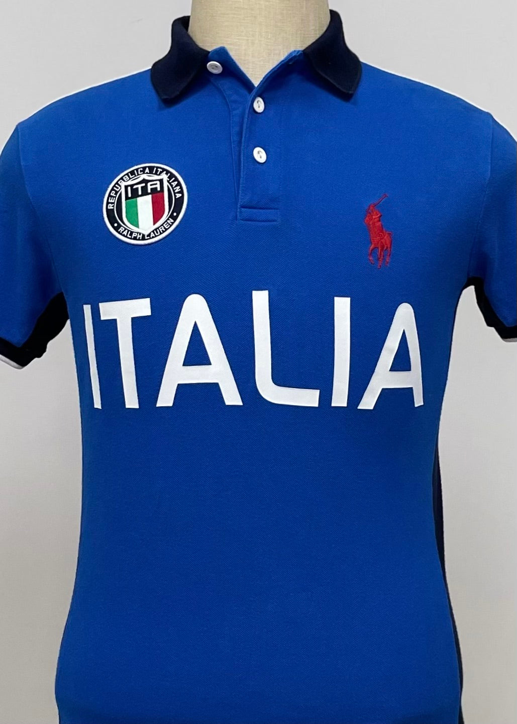 Camiseta Polo Ralph Lauren 🏇🏼 color azul con diseño de Italia y con logo en rojo Talla S Custom Fit