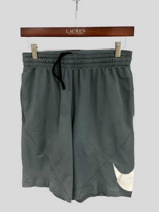 Short Deportivo Nike ✔️ Tela performance color gris oscuro con logo en blanco talla M (ver descripción)