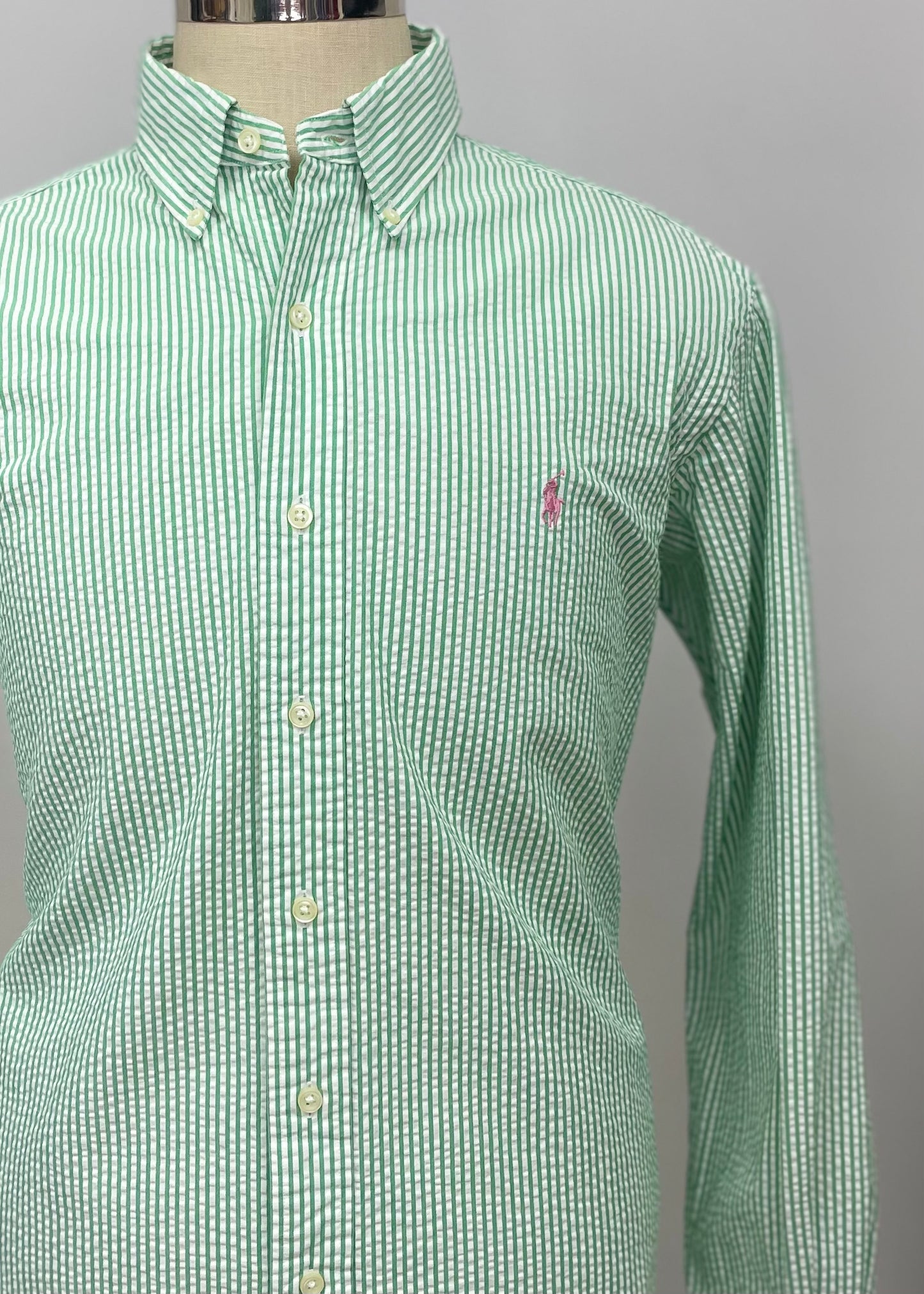 Camisa Polo Ralph Lauren 🏇🏼  Color blanco con patrón de rayas en verde Seersucker Talla L Entalle Clásico