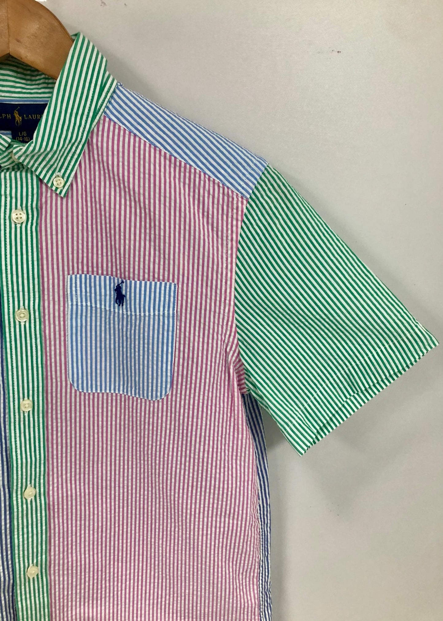 Camisa de niño Polo Ralph Lauren 🏇🏼 Seersucker de rayas en verde claro, rosado y azul Talla L (14-16) Entalle Regular