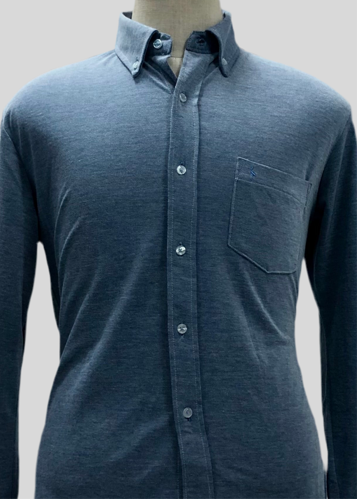 Camisa TailorByrd 🦩 Tela camiseta (Featherweight Mesh) en color azul grisáceo Talla M Entalle Regular