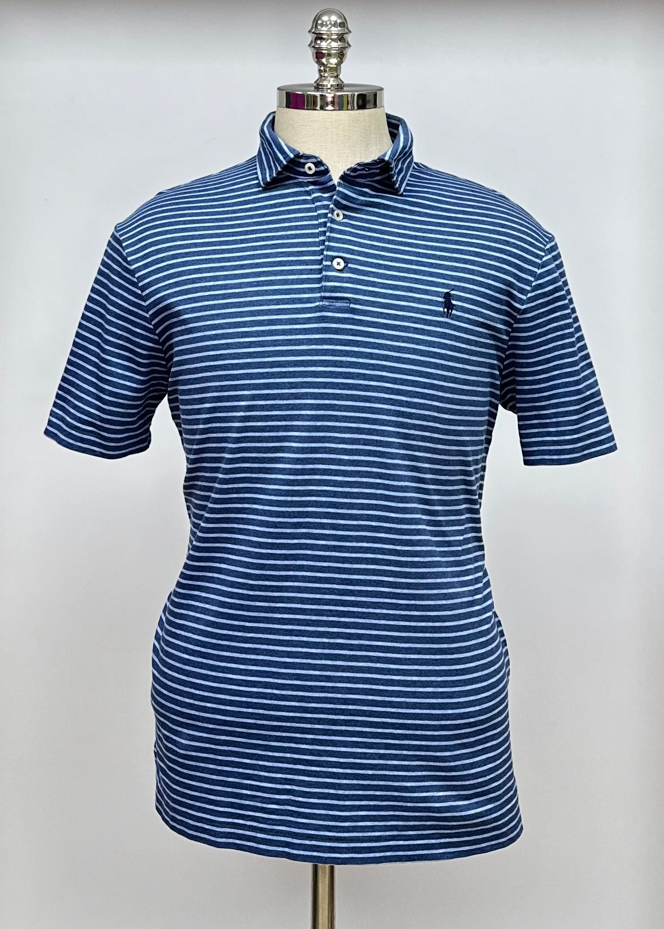 Camiseta Polo Ralph Lauren 🏇🏼 Con patrón de rayas color azul navy y celeste Talla M Entalle Clásico