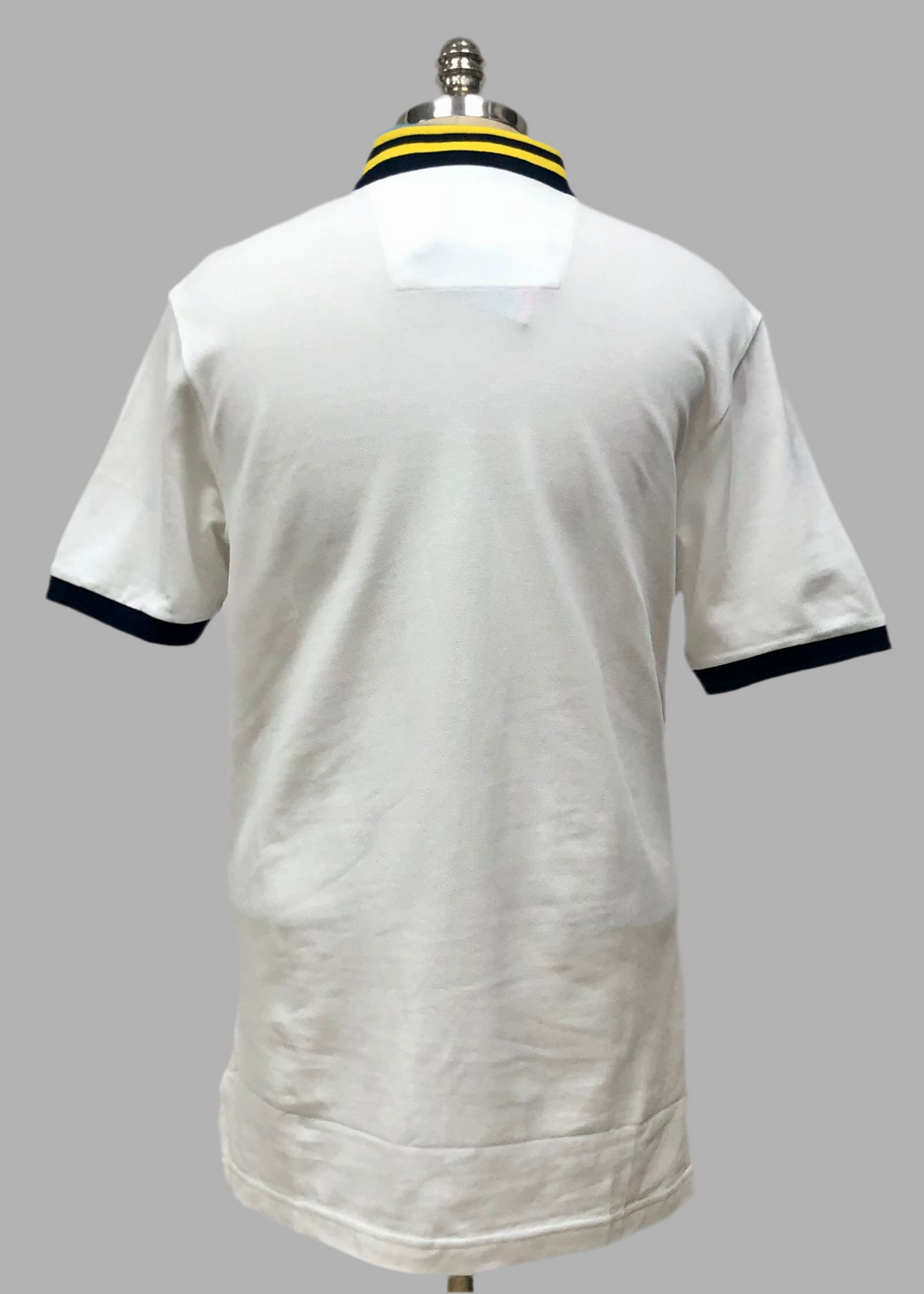 Camiseta Polo Nautica ⚓️ color blanco y diseño de cuello Talla M Entalle Regular