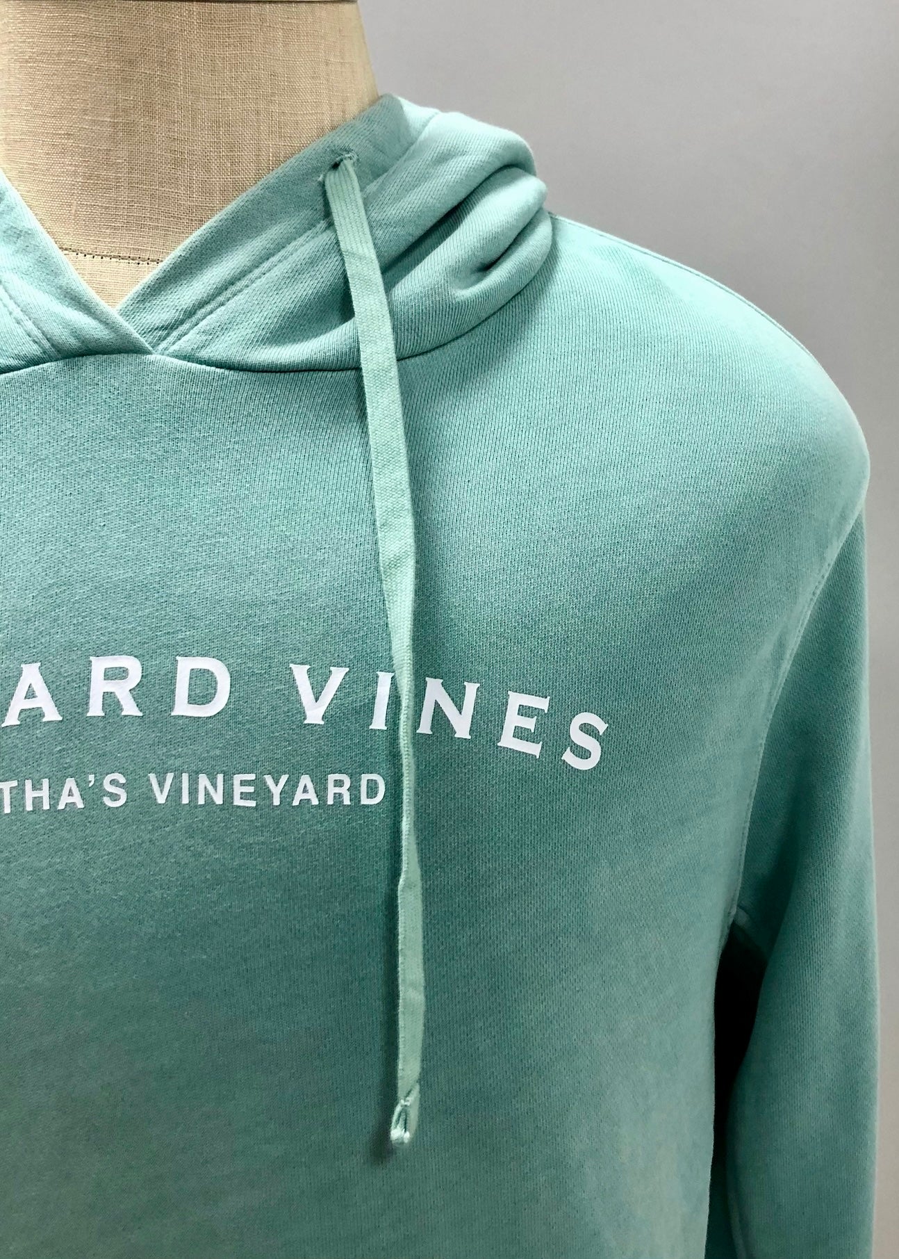 Sudadera Hoodie con capucha Vineyard Vines 🐳 color verde claro con logo en blanco Talla L