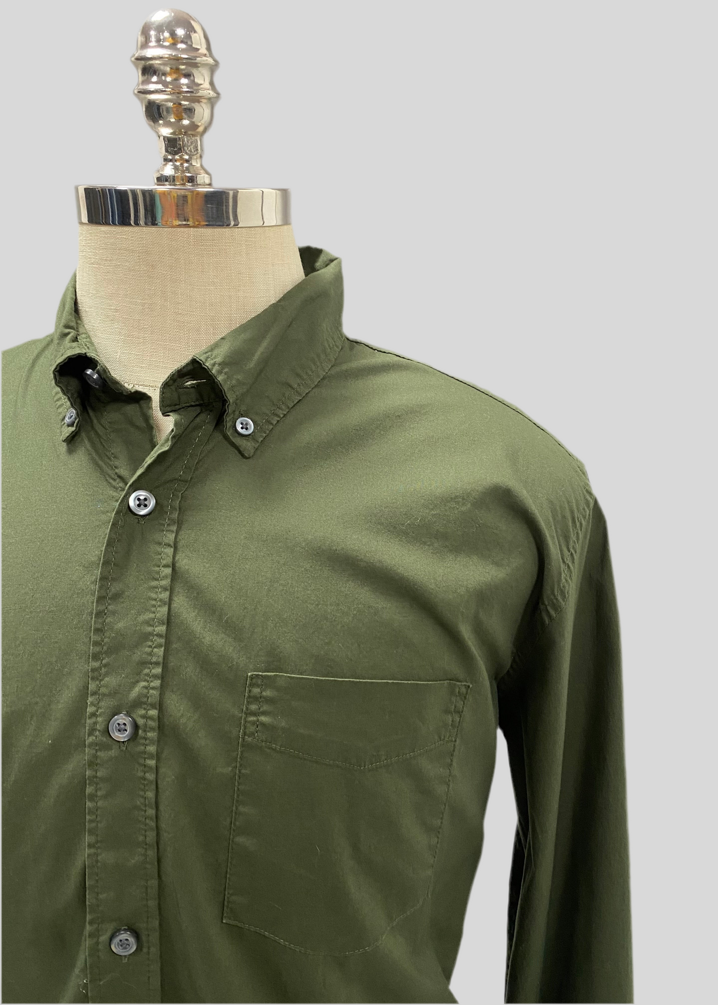 Camisa de botones GAP  color verde oliva Talla L Entalle Regular