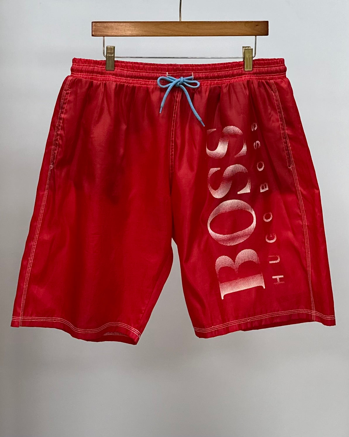 Short de baño Hugo Boss 🇩🇪 color rojo y logo en color blanco talla XL