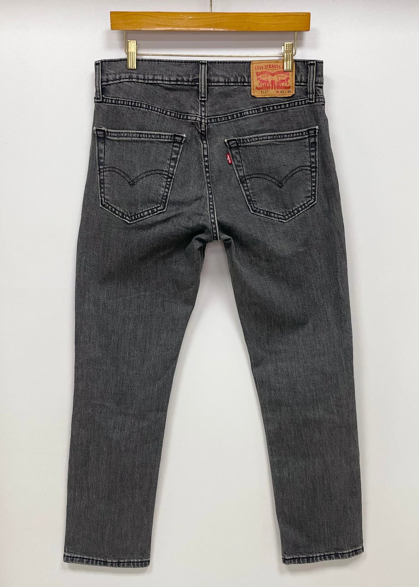 Pantalón jeans color gris oscuro Levis Strauss Talla 33x30 Corte Slim Fit Stretch