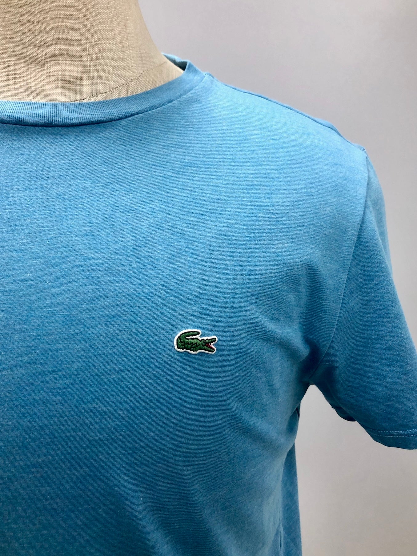 Camiseta cuello Redondo Lacoste 🐊 color azul con el logo bordado tradicional Talla Small