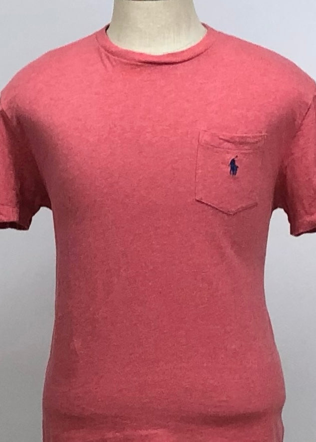 Camiseta cuello Redondo Polo Ralph Lauren 🏇🏼 color rosado magenta con bolsillo Talla Medium Entalle Clásico