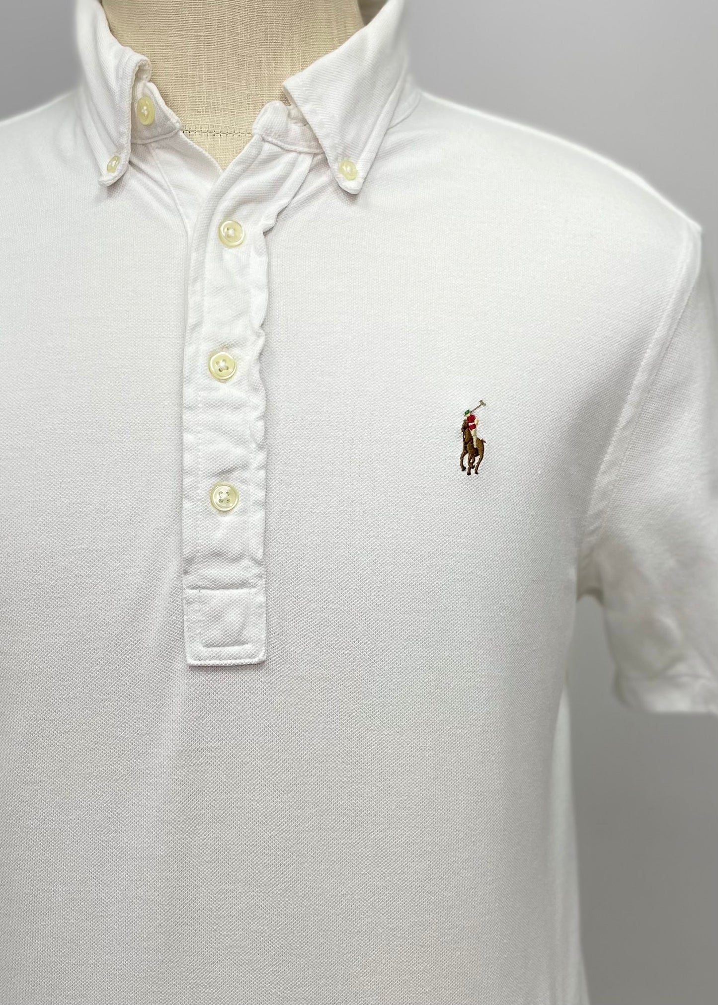 Camiseta Polo Ralph Lauren 🏇🏼 (Knit Oxford) color blanco con logo multicolor Talla M Entalle Regular