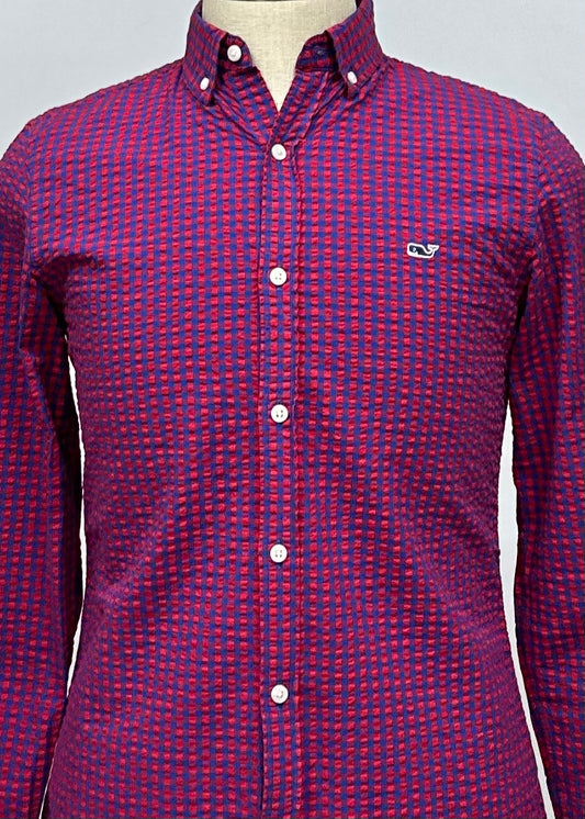 Camisa de botones Vineyard Vines 🐳 Seersucker con patrón de cuadros en color rojo y azul Talla S Entalle Slim Fit