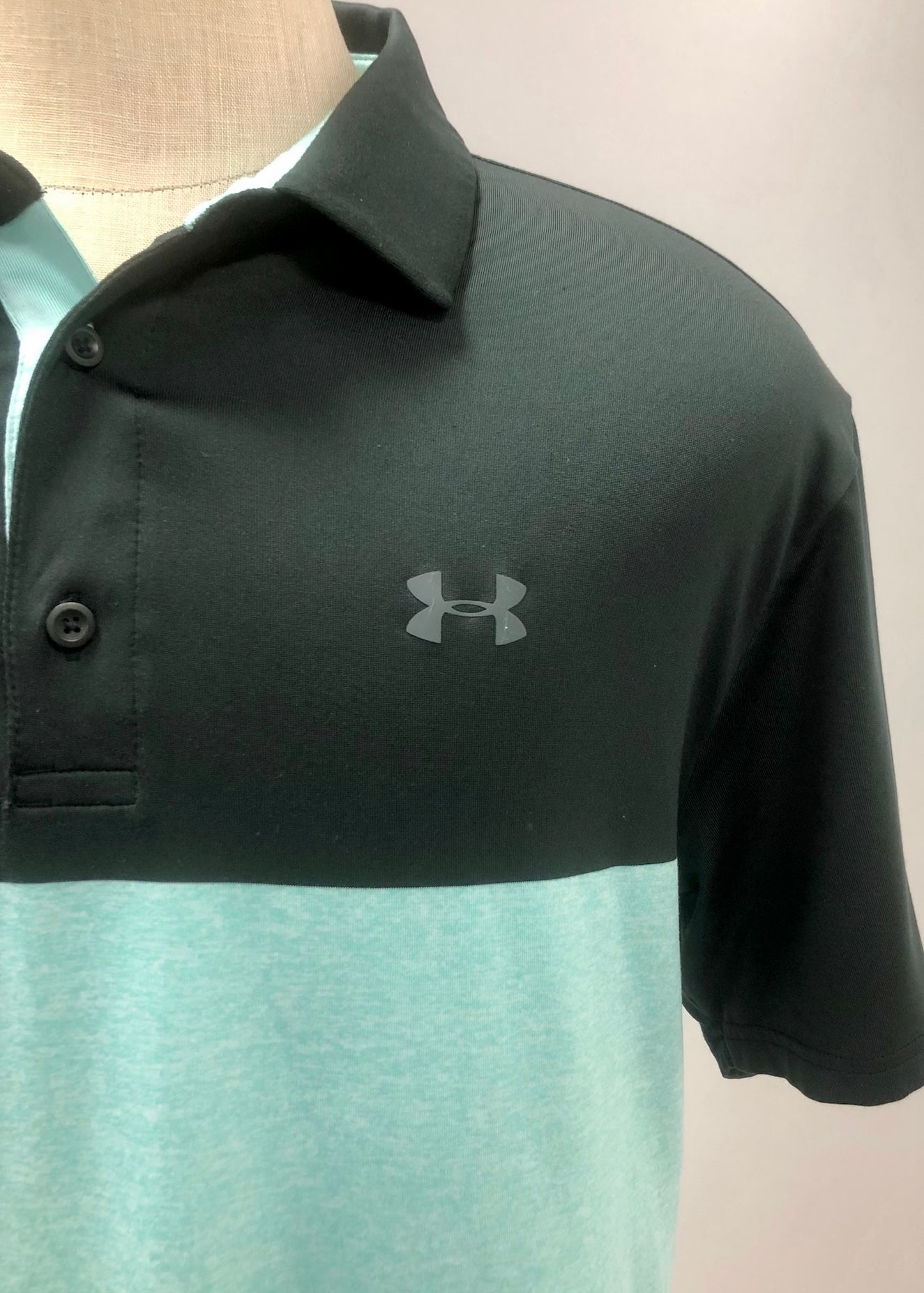 Camiseta polo Under Armour 🏋🏻 de franjas en negro, turquesa y blanco Tela Performance Talla XL Entalle Regular