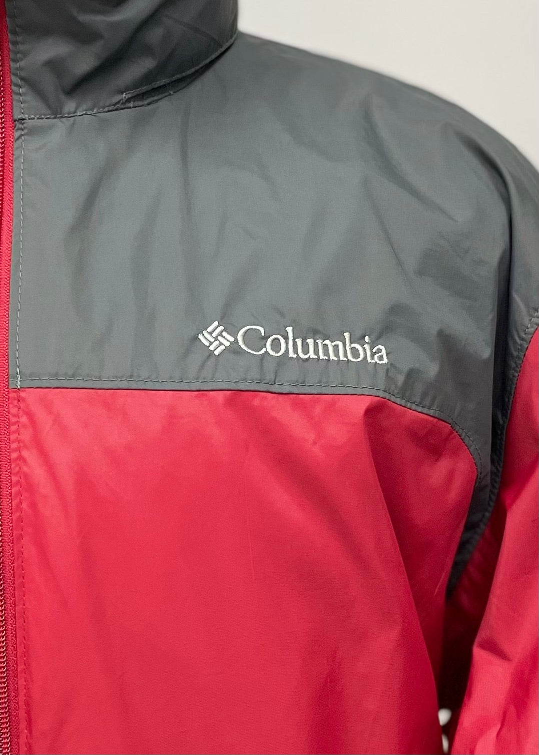 Jacket Columbia 🔷 color rojo y gris con zíper completo y logo en color gris claro Talla L