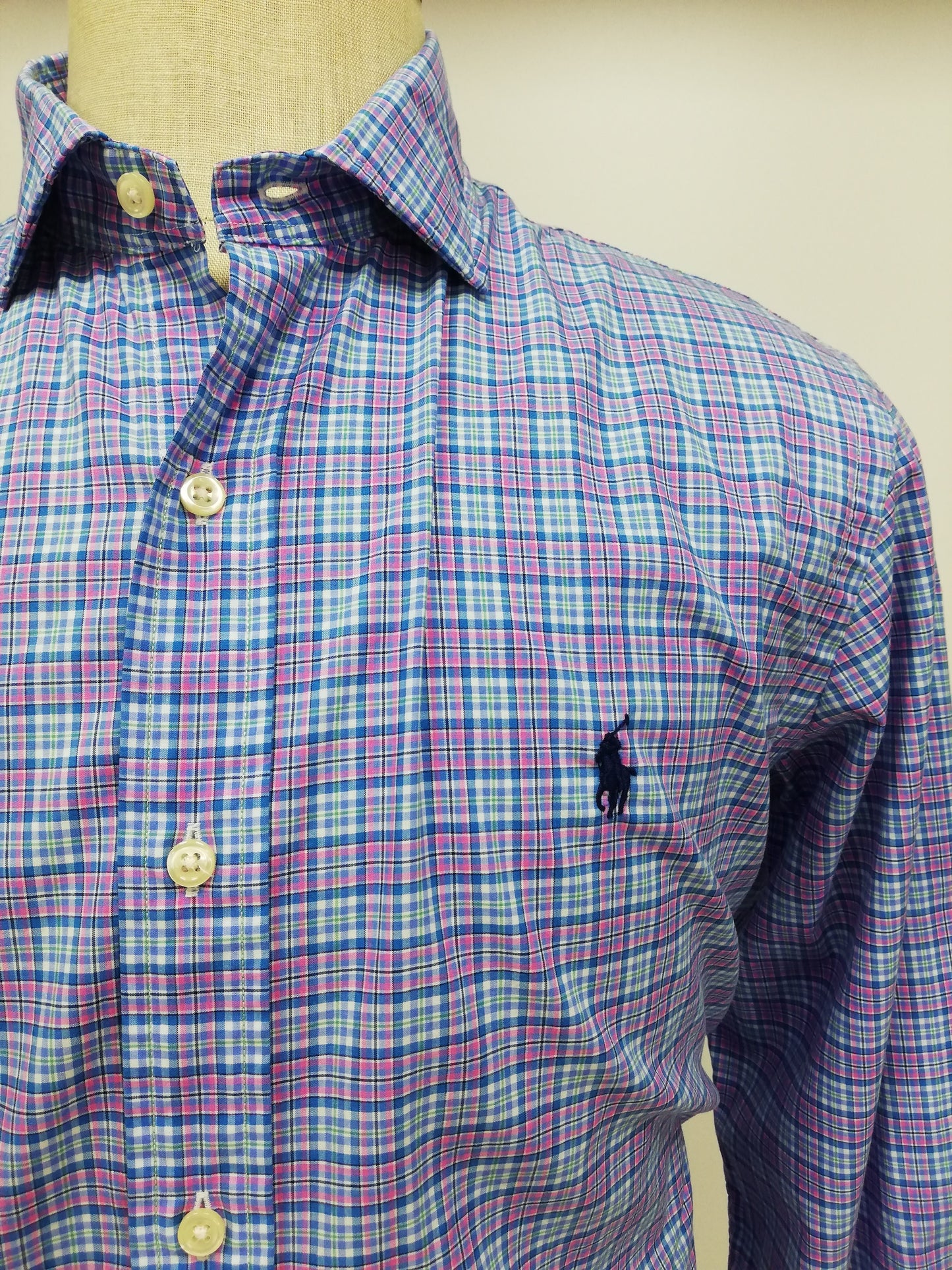 Camisa Polo Ralph Lauren 🏇🏼 con patrón de cuadros rosado, azul y celeste Talla L Entalle Regular
