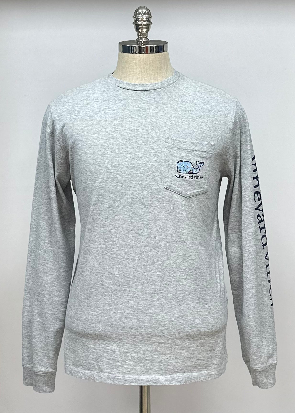 Camiseta de bolsillo Vineyard Vines 🐳 color gris con Diseño de navidad Talla Small