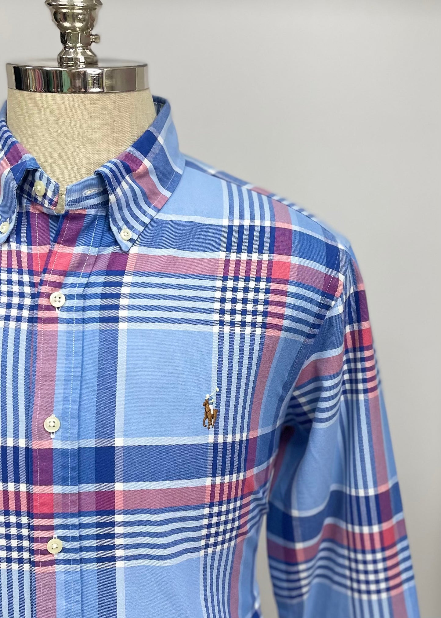 Camisa Polo Ralph Lauren 🏇🏼 Oxford con patron de cuadros tartán en color celeste, azul y rosado Talla L Entalle Regular