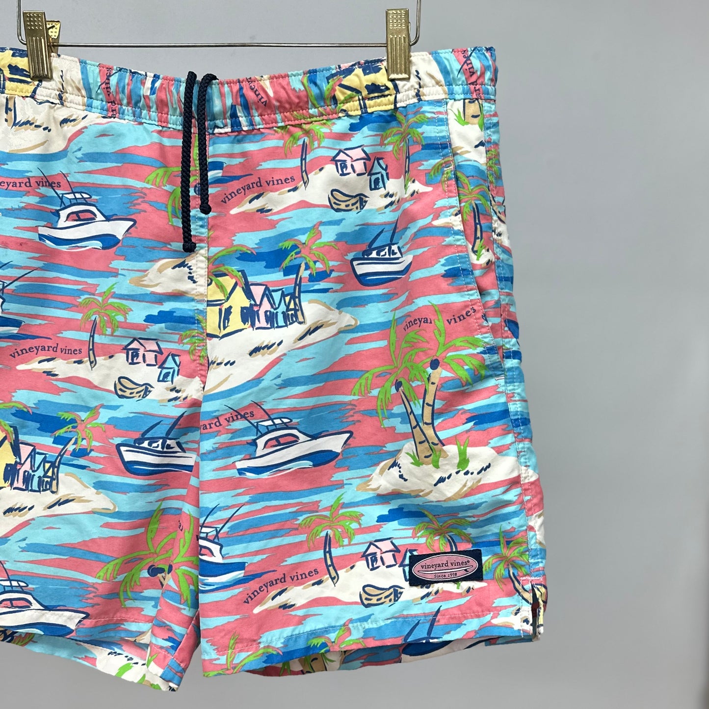 Shorts de baño Vineyard Vines 🐳 en color rosado y celeste con diseño de isla Talla S