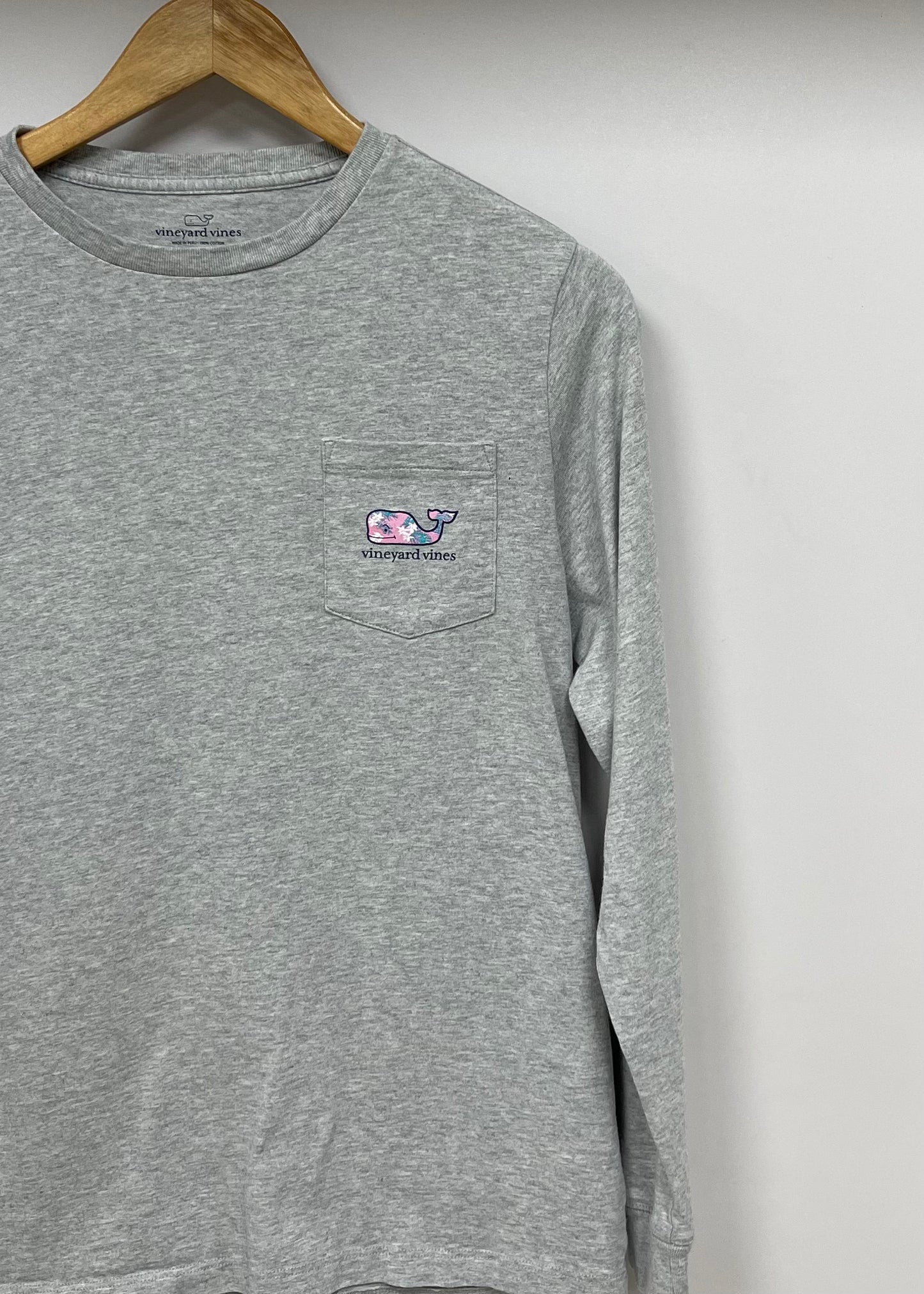 Camiseta de niña Vineyard Vines 🐳 color gris con Diseño de ballena en rosado Talla L