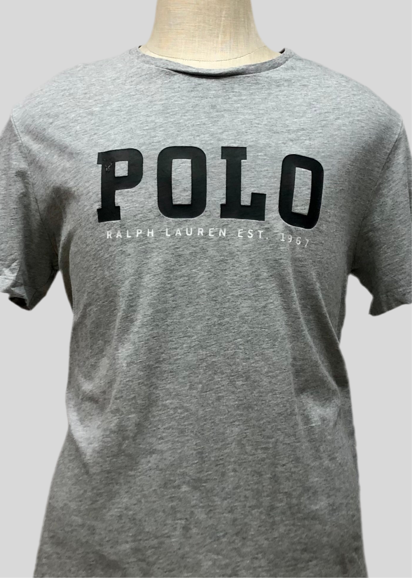Camiseta cuello redondo Polo Ralph Lauren 🏇🏼 color gris claro con diseño en letras Polo en negro Talla L Entalle Regular (ver descripción)