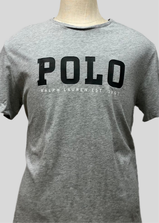 Camiseta cuello redondo Polo Ralph Lauren 🏇🏼 color gris claro con diseño en letras Polo en negro Talla L Entalle Regular (ver descripción)