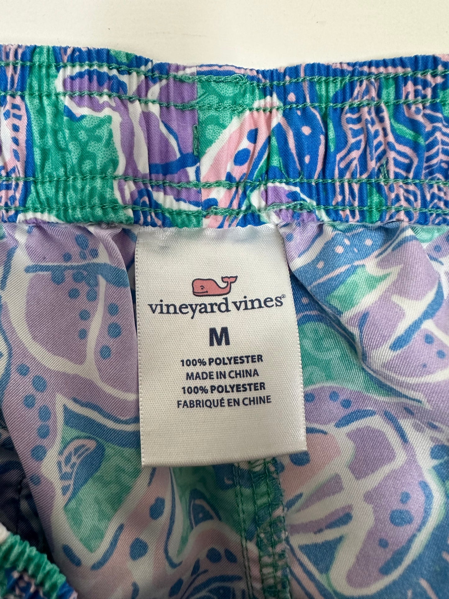 Short de baño Vineyard Vines 🐳 con diseño de tortugas en color morado y verde talla M