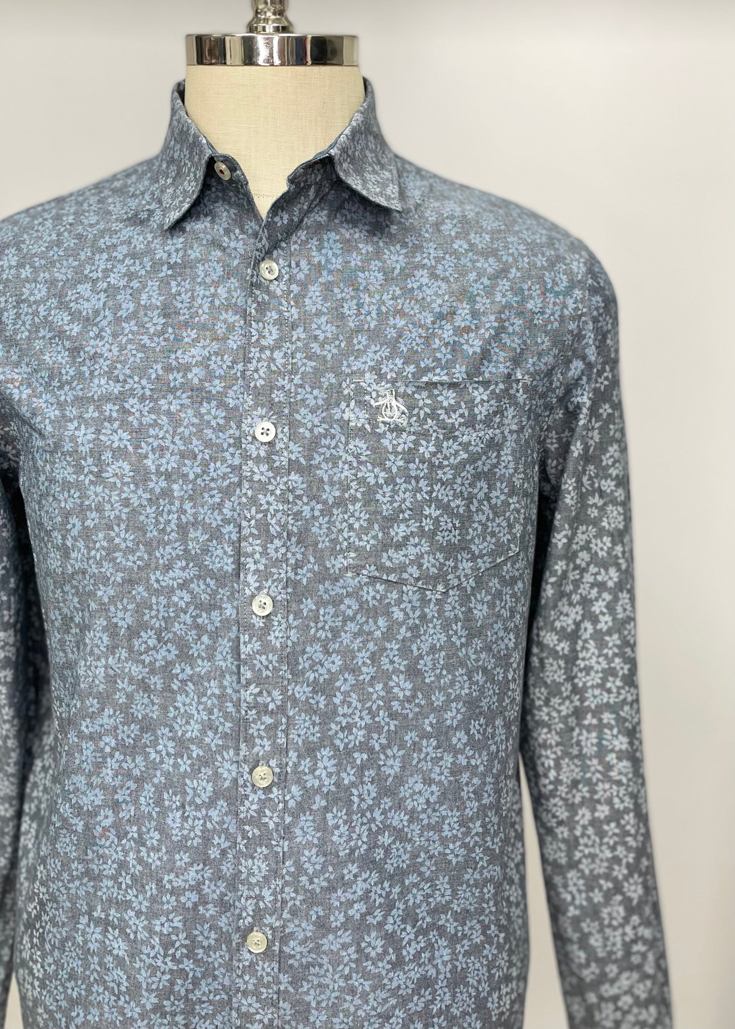 Camisa Original Penguin 🐧 color gris con patron de flores en color celeste Talla M Entalle Slim Fit