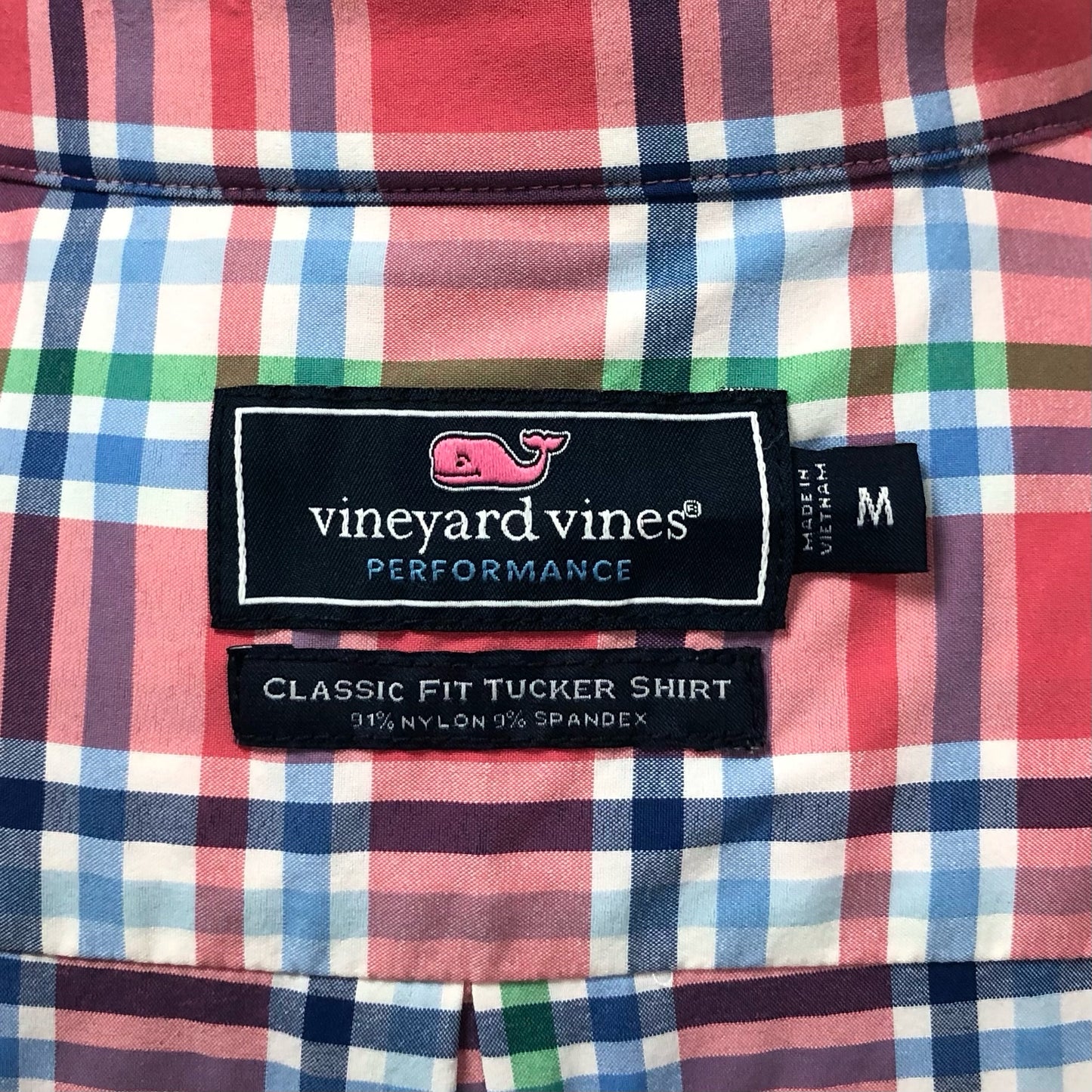 Camisa de botones Vineyard Vines 🐳 Performance con patrón de cuadros en color rojo, azul, verde y blanco Talla M Entalle Clásico