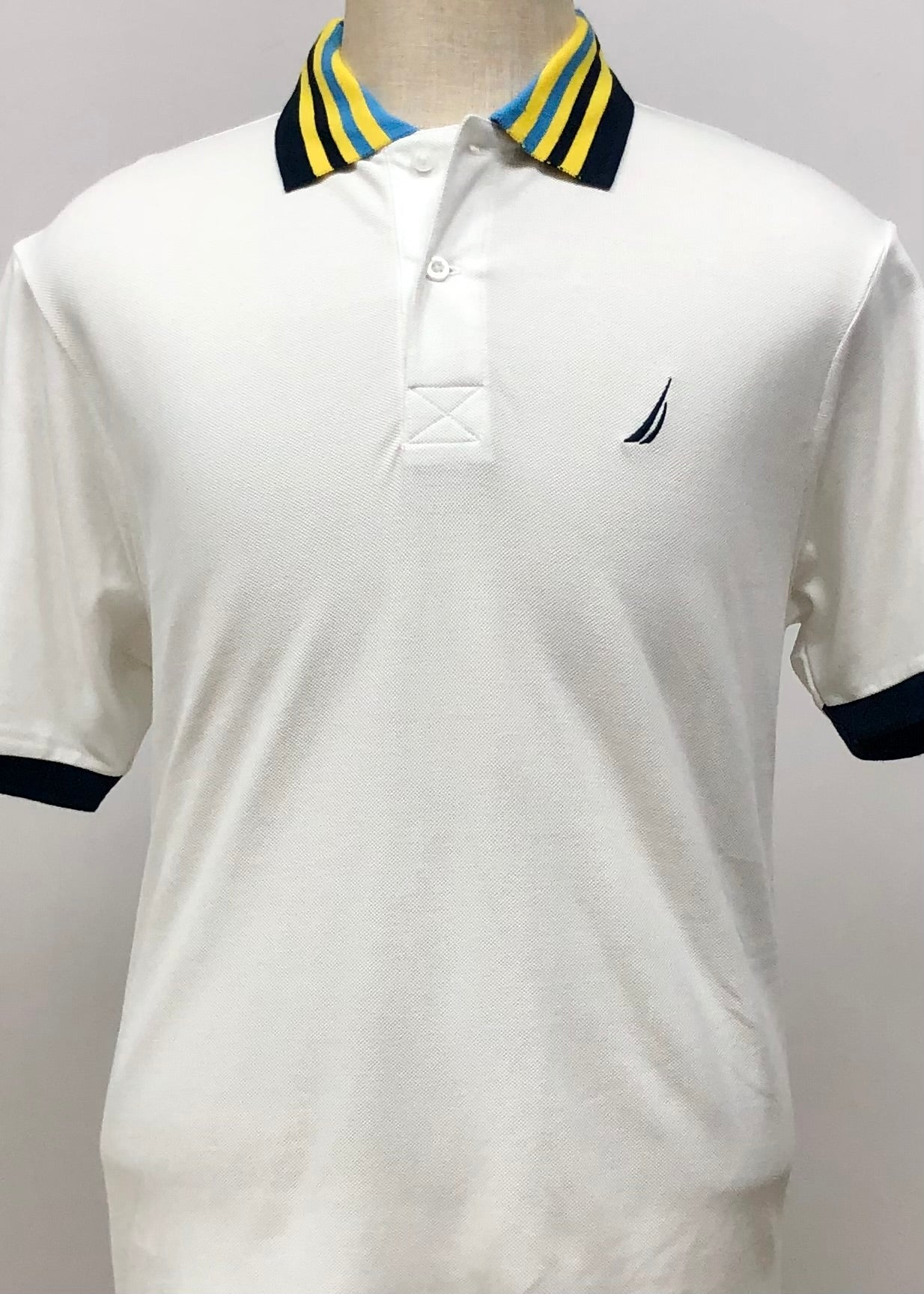Camiseta Polo Nautica ⚓️ color blanco y diseño de cuello Talla M Entalle Regular