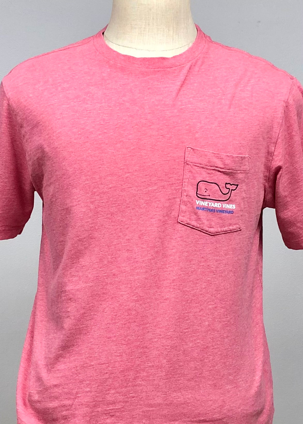 Camiseta de bolsillo Vineyard Vines 🐳 color rosado con Diseño Marthas Vineyard Talla Medium