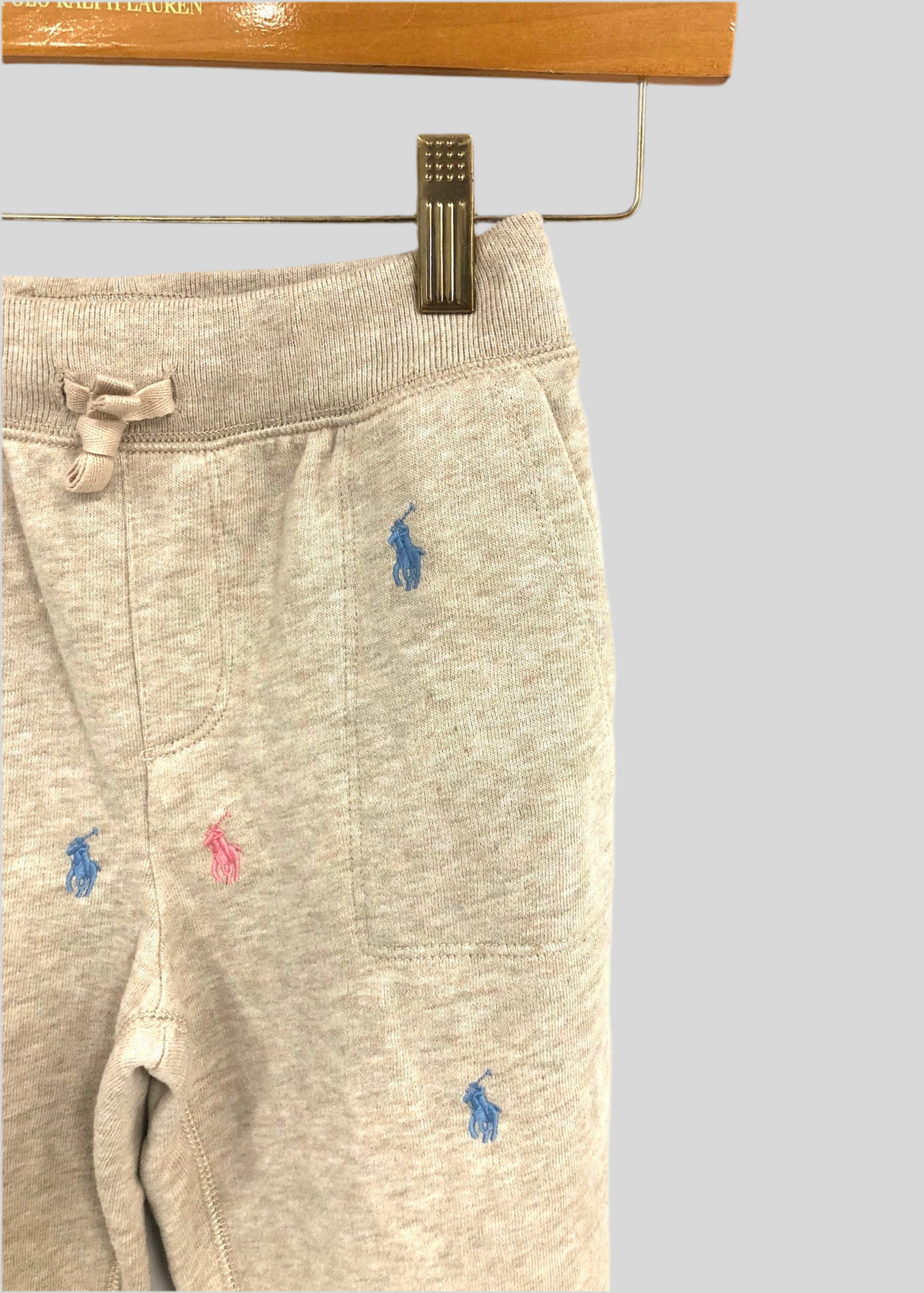 Pantalon  Jogger de niña Polo Ralph Lauren 🏇 color gris con diseño de logos Talla 7