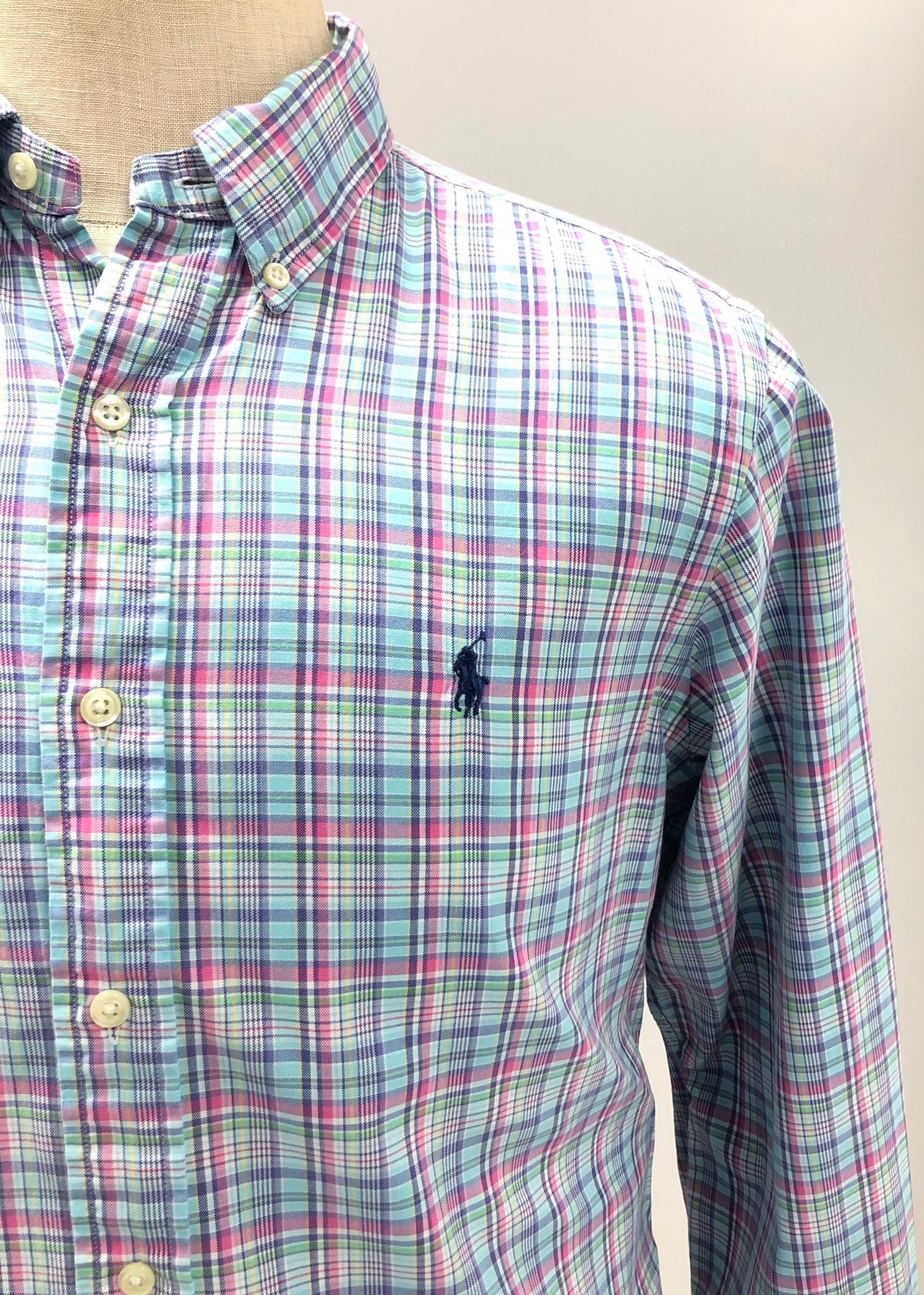 Camisa Polo Ralph Lauren 🏇🏼 con patrón de cuadros tartán celeste, azul navy y rosado Talla M Entalle Regular