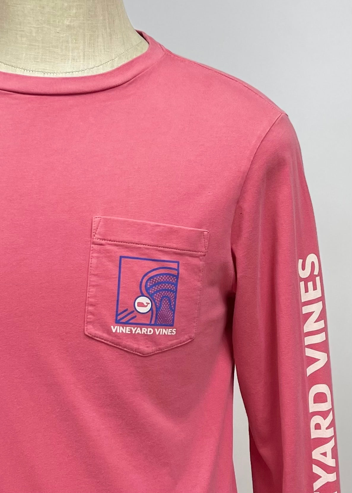 Camiseta de bolsillo Vineyard Vines 🐳 color rosado con Diseño Every Game Talla Small