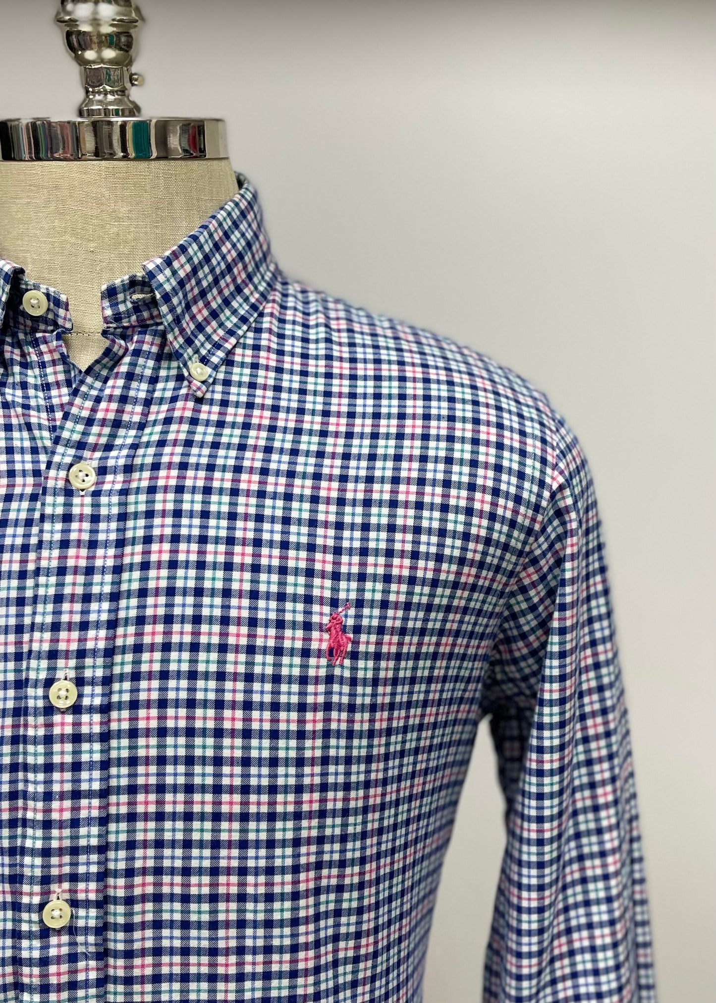 Camisa Polo Ralph Lauren 🏇🏼 color blanco con patron de cuadros rosado, verde y azul Talla M Entalle Regular