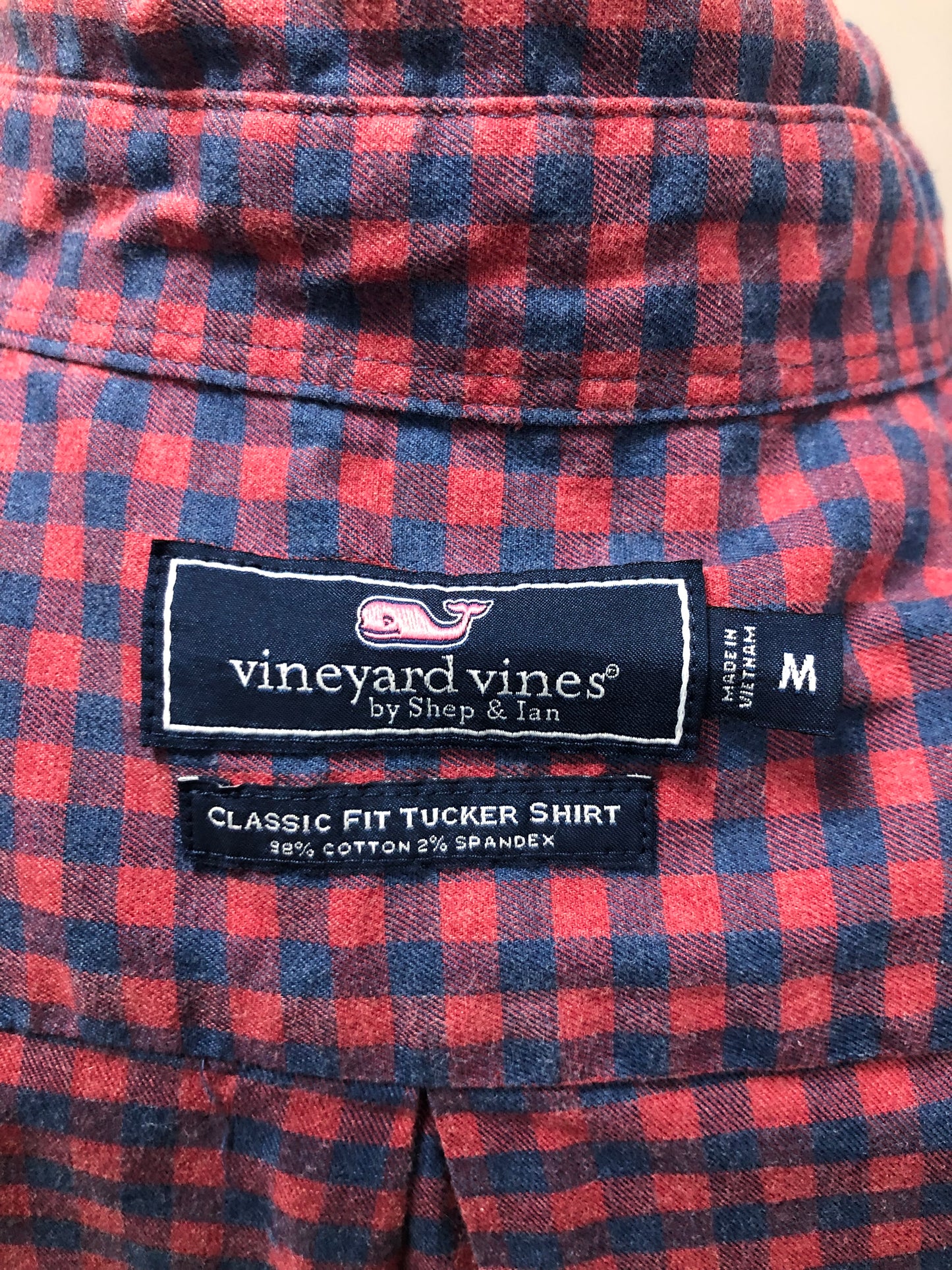 Camisa de botones Vineyard Vines 🐳 con patrón de cuadros en color rojo oscuro y azul navy Talla M Entalle Clásico